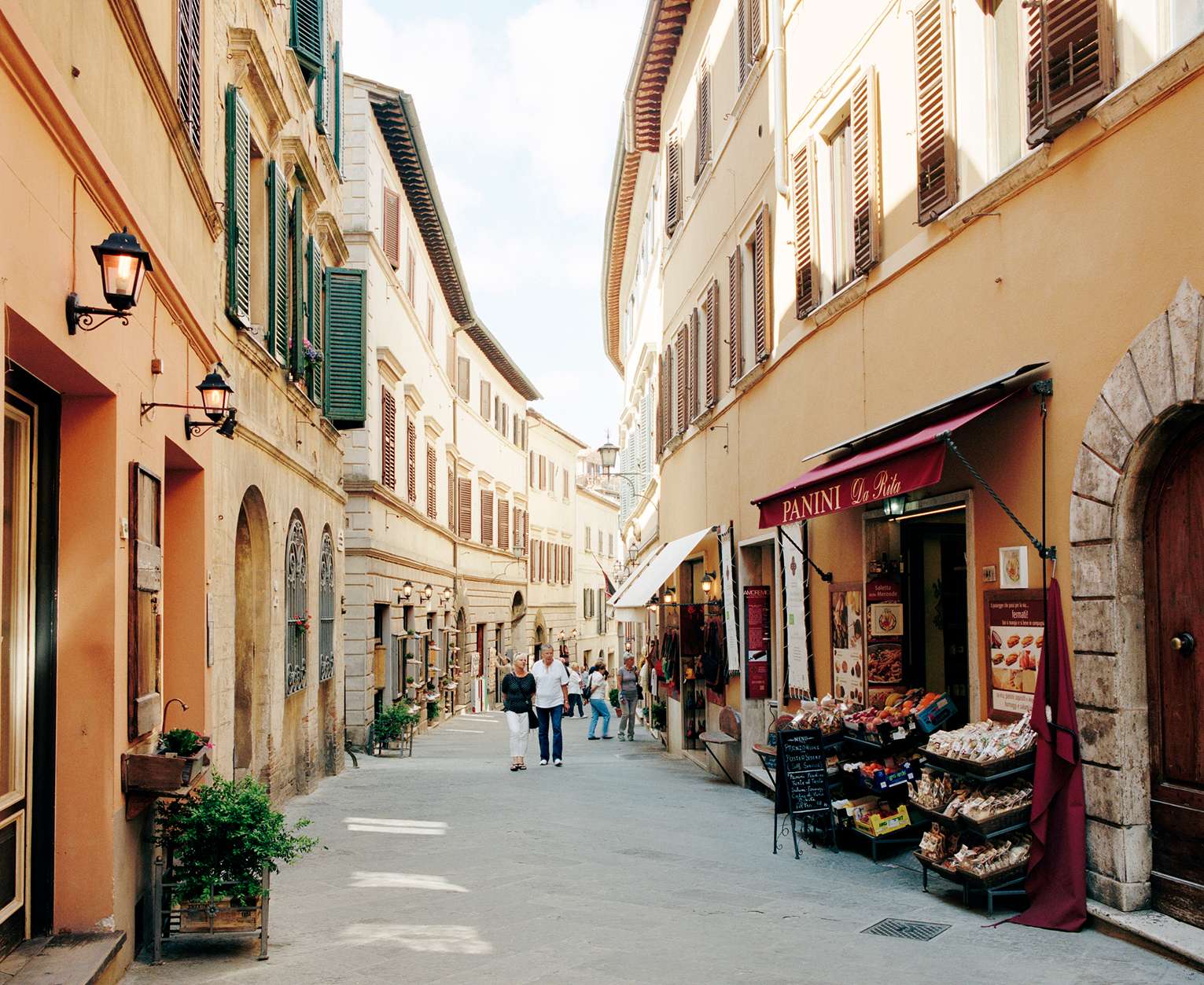 Olasz település sziklán felülről