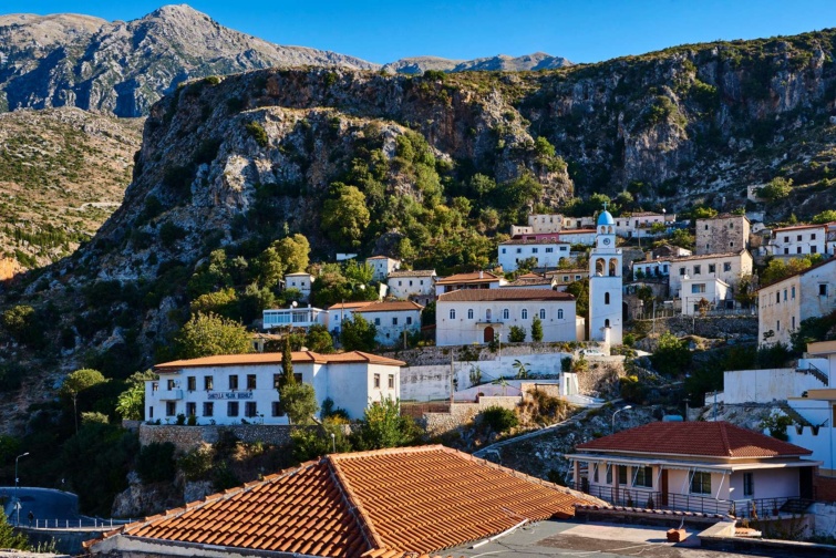 albán kisváros a hegyekben