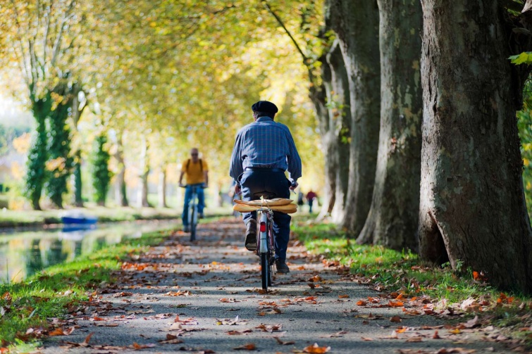 francia bácsi bringázik bagettekkel