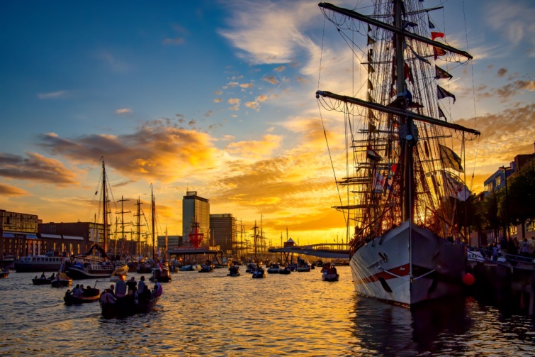 Amszterdam kikötője naplementében.