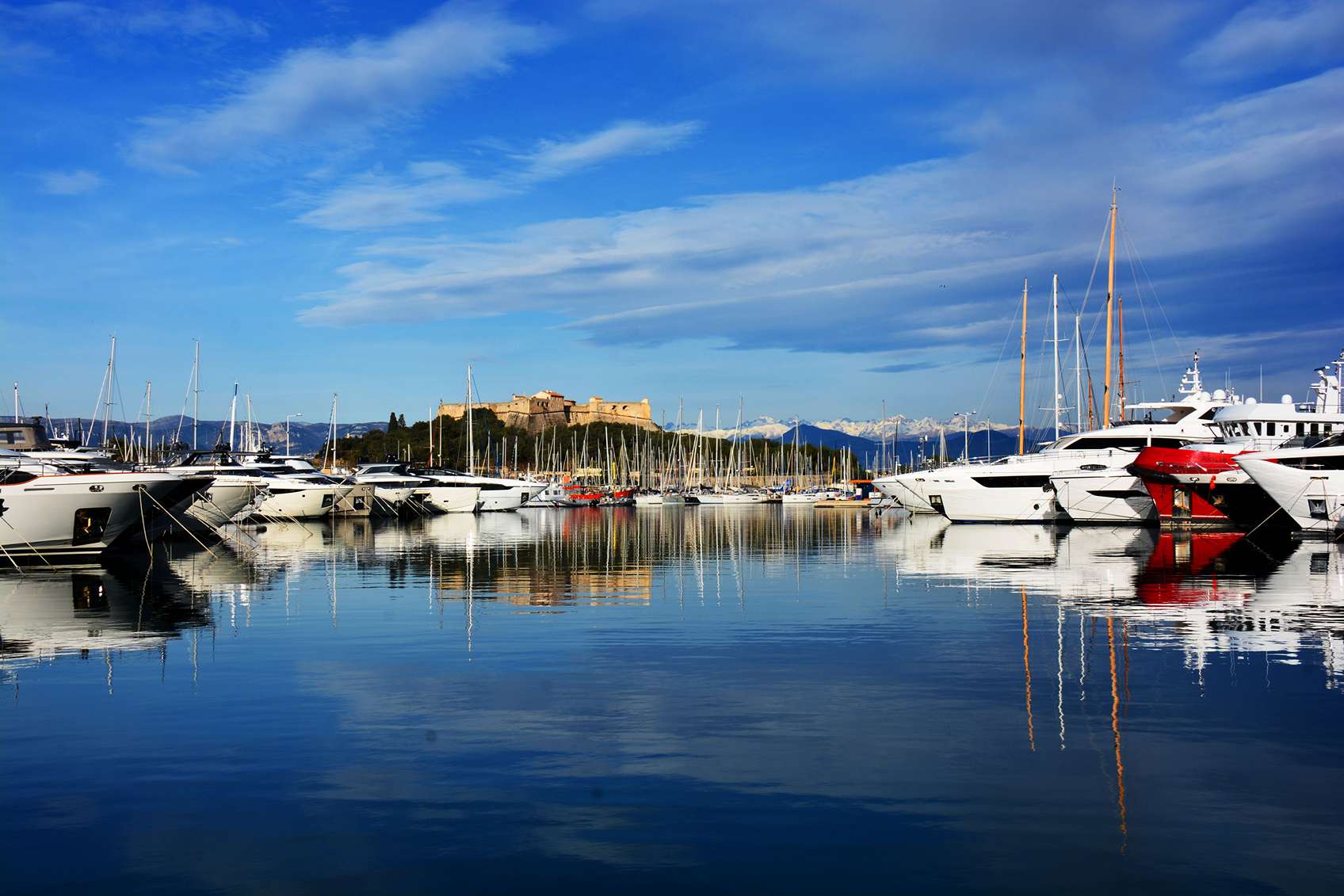 Fehér jachtok a kikötőben