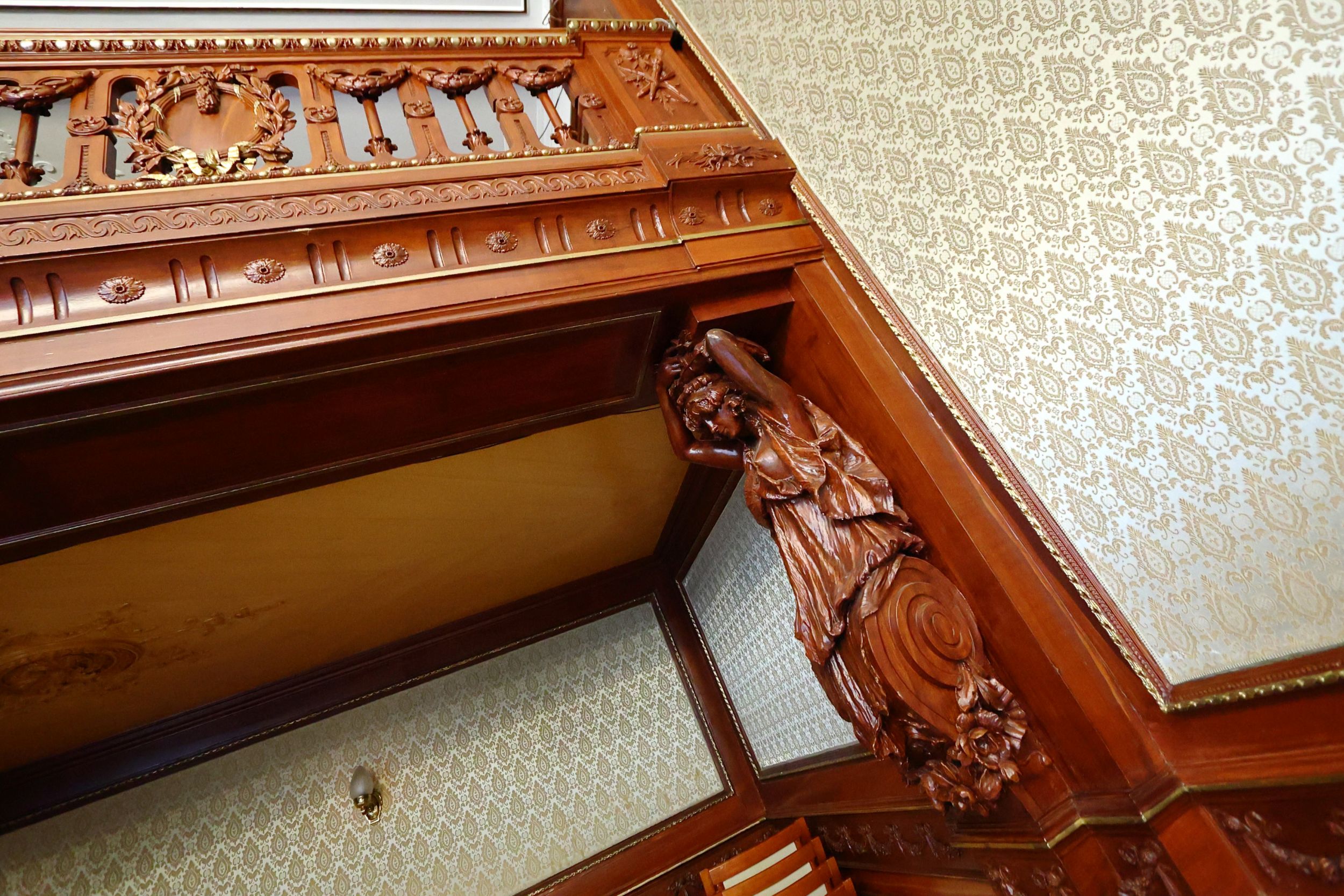 Az Egyedi-palota Vadásztermének karzat-részlete.