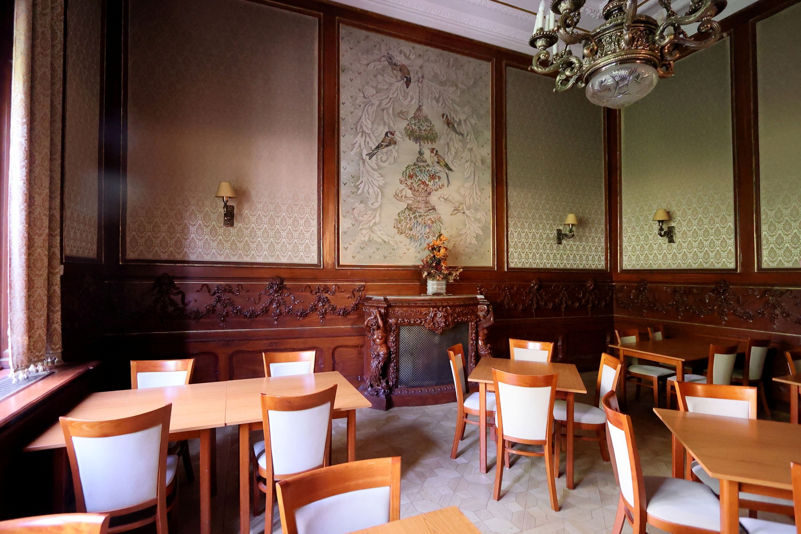 Az Egyedi-palota első emeletén helyezkedett el az úri szoba/szivarszoba. A szoba a Benczúr utcára nézett, a díszteremből volt megközelíthető.