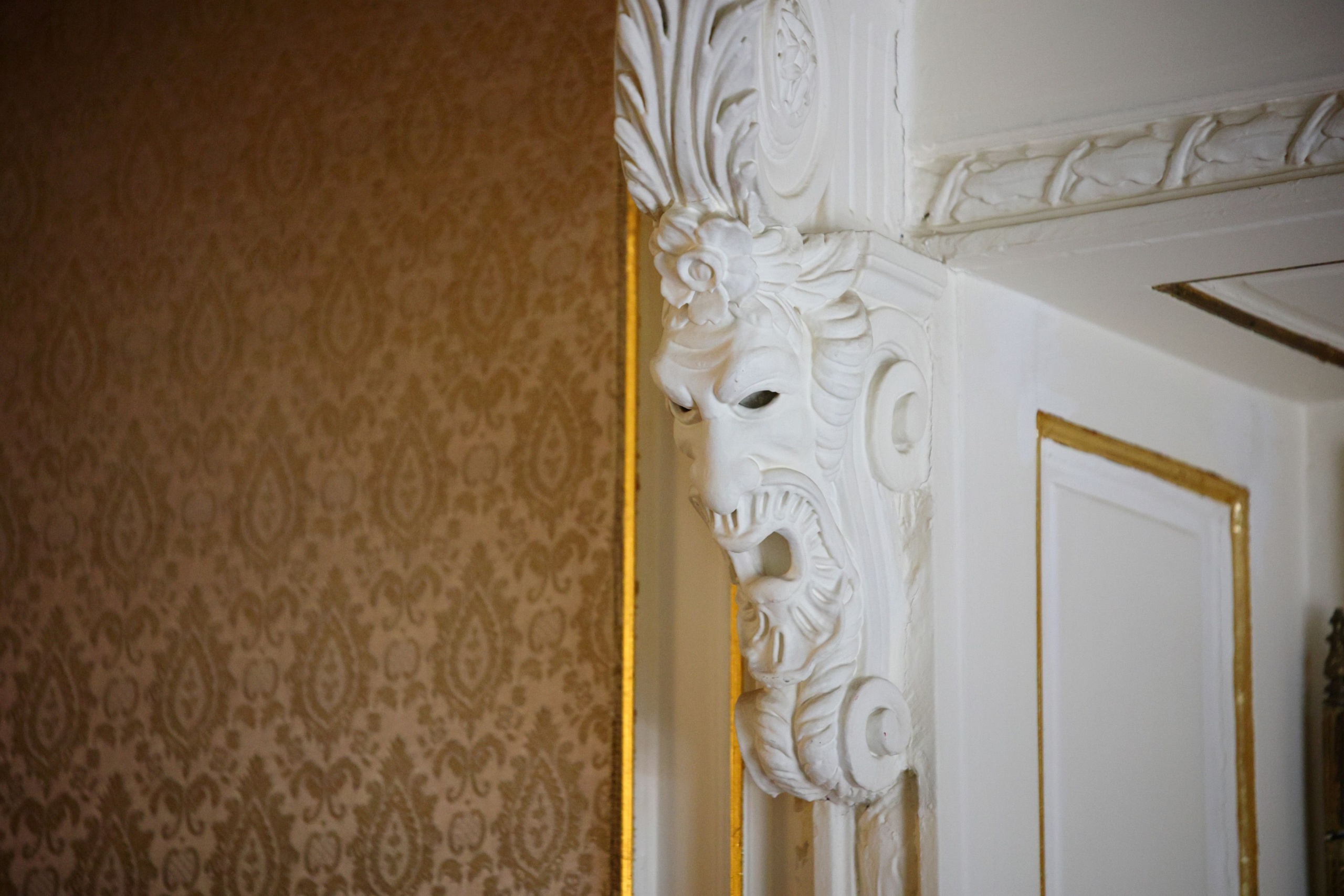 Egyedi-palota dísztermében található erkélylábazat. Csodálatos apró részletességgel teli a palota minden pontja.