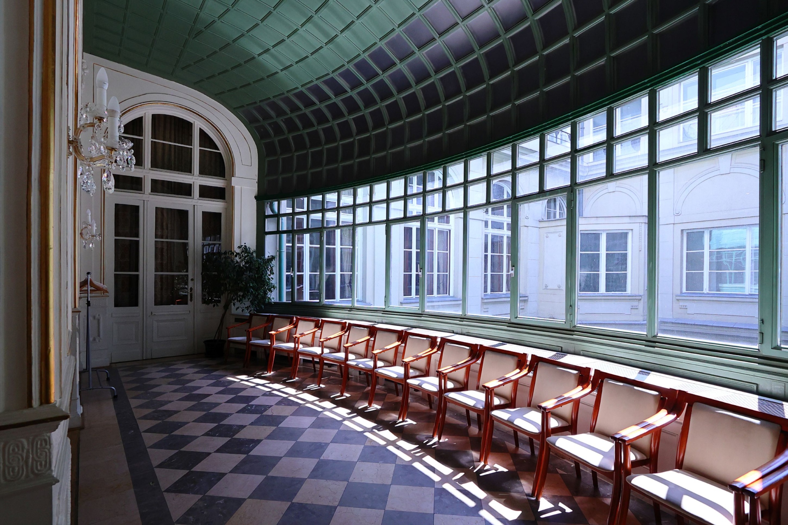 Az Egyedi-palota Róth Miksa üvegablakával díszített főlépcsőházából kilépve egy egyedi, első emeleti télikertben találjuk magunkat.