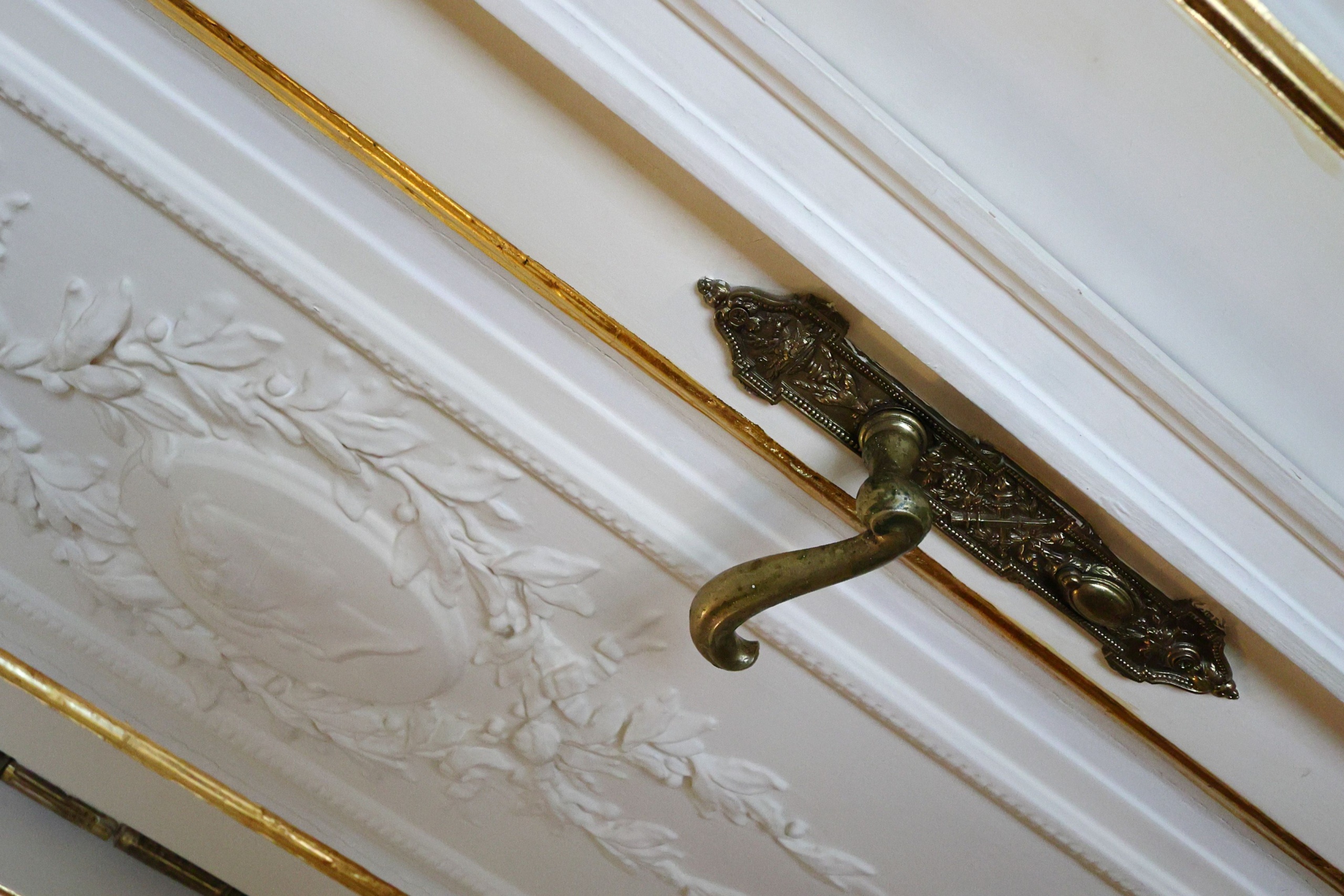 Egyedi-palota dísztermében található erkély alatti ajtó egyik szárnya egy női, másik szárnya egy férfi arcképet jelenít meg.