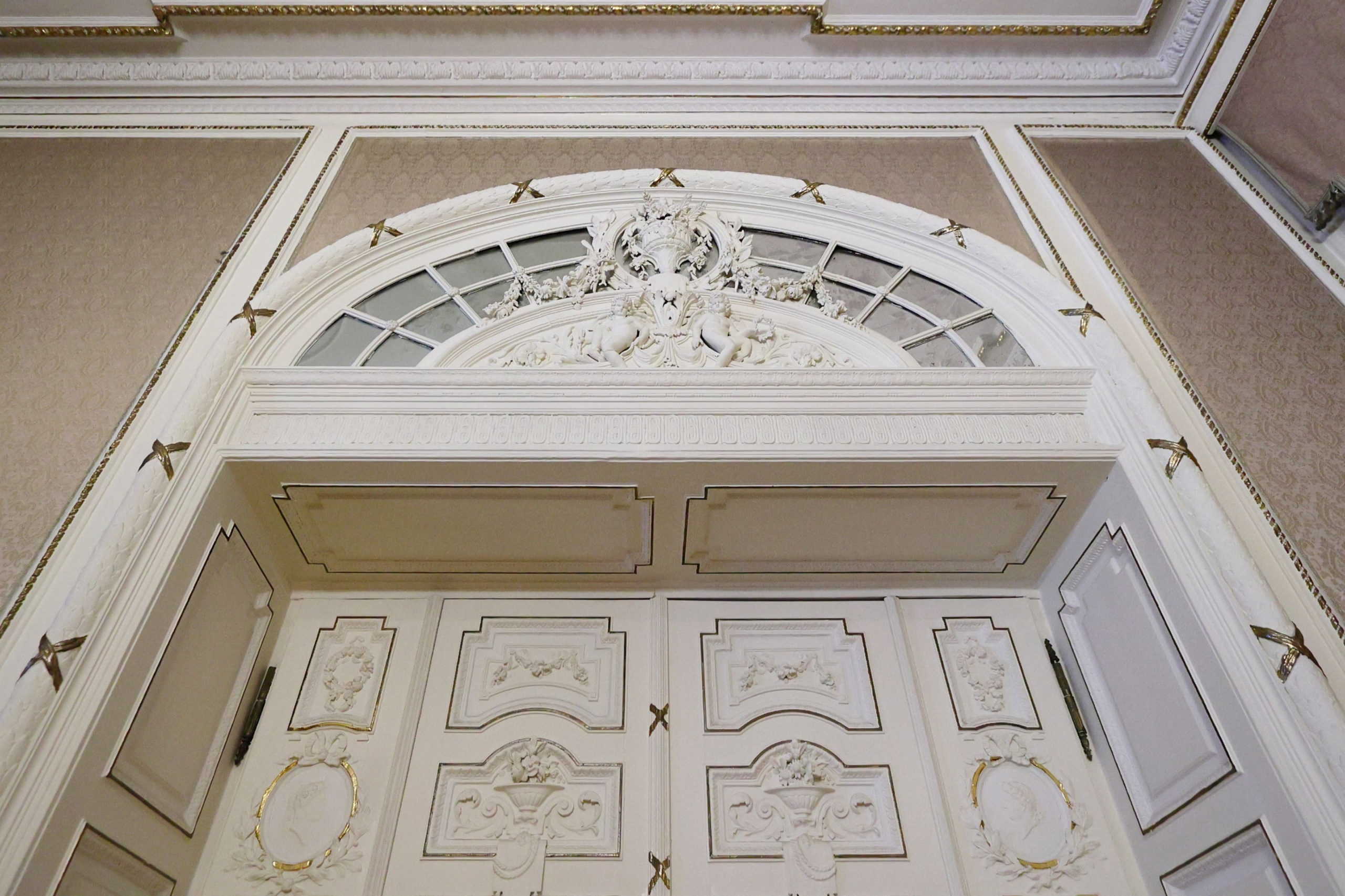 Egyedi-palota dísztermének Benczúr utcai végében két csodálatos ajtó található.