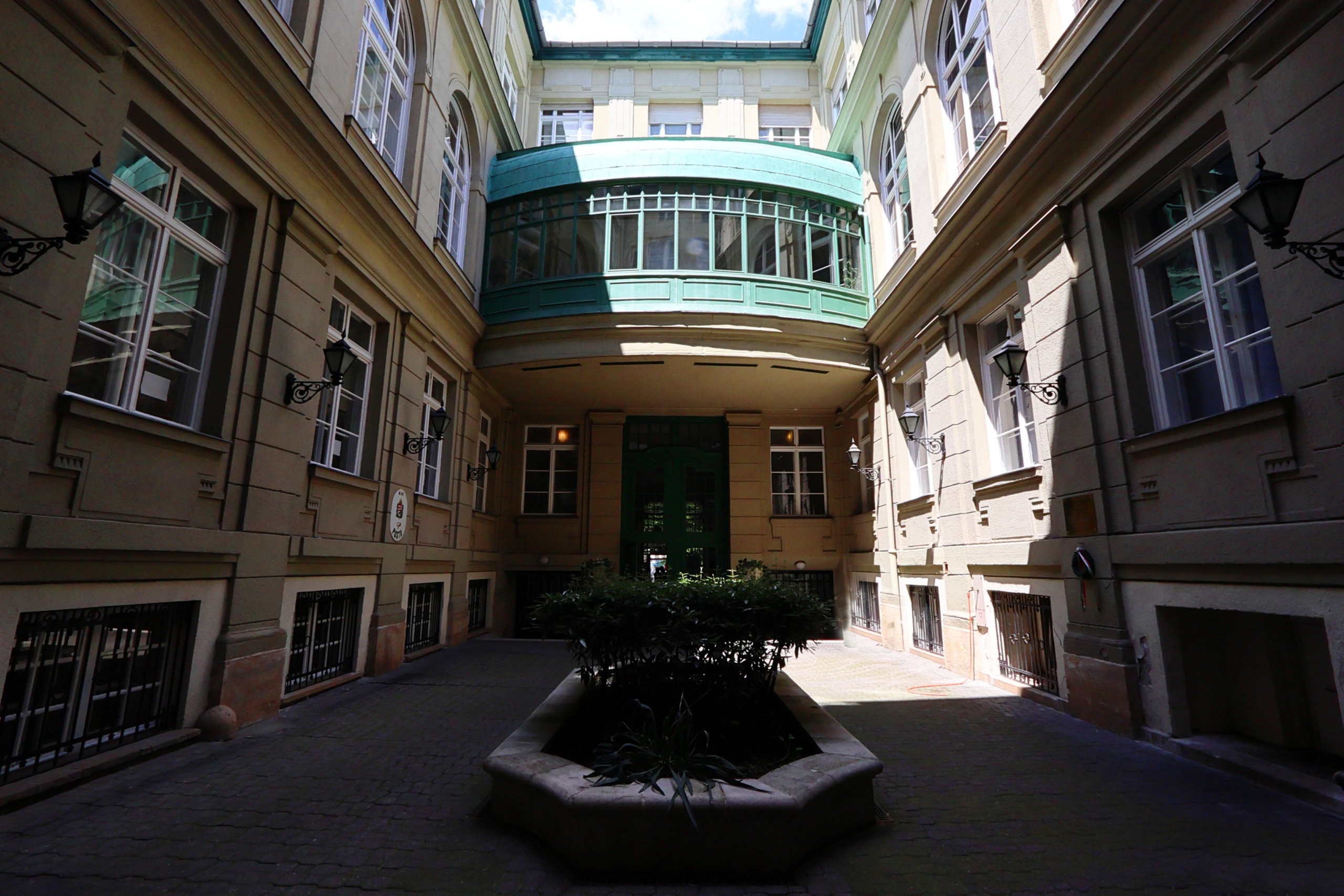 Az Egyedi-palota kert felőli homlokzata.