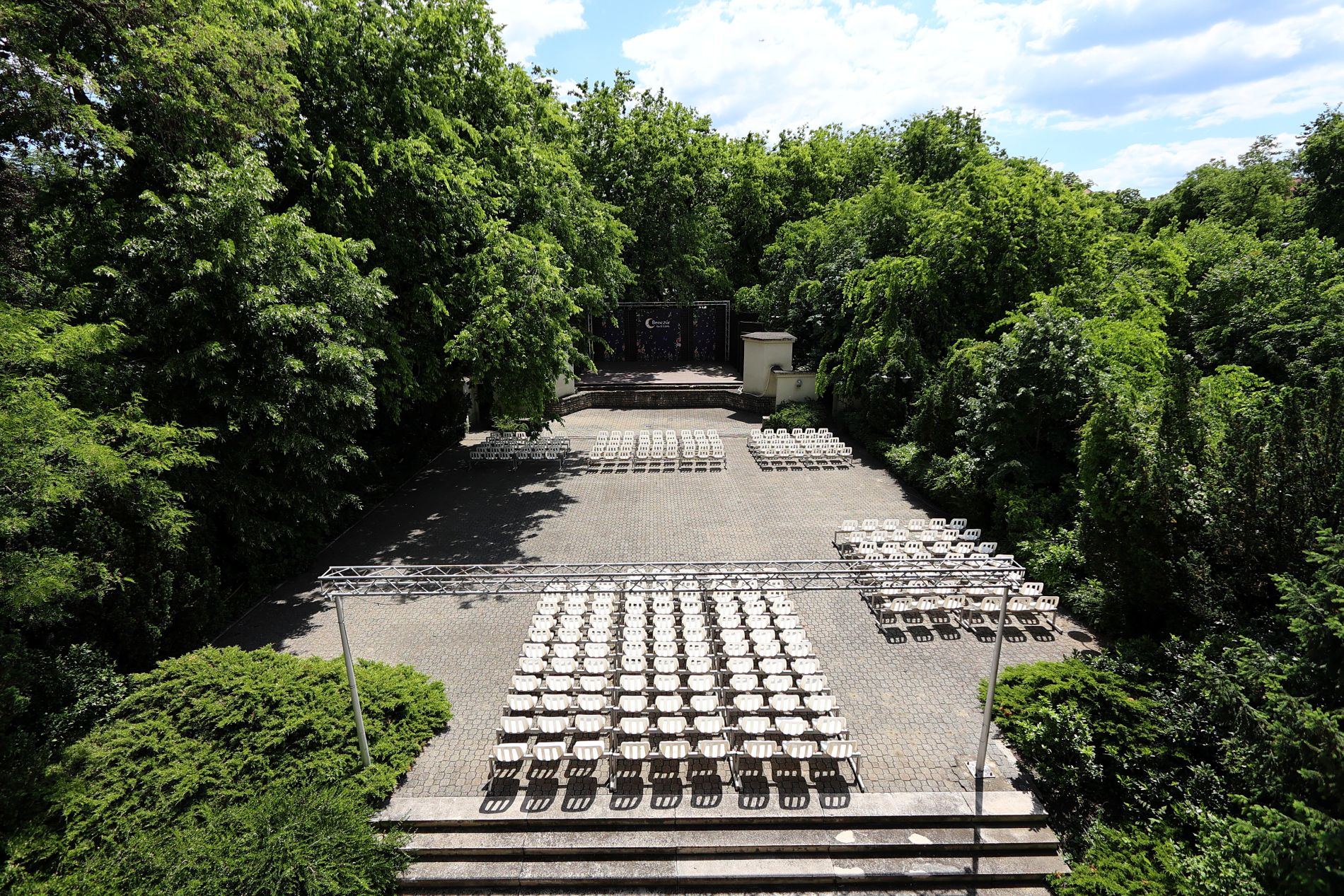 Az Egyedi-palota kertje ma nyári, hangulatos koncerthelyszín (ma a Posta tulajdonában lévő Benczúr u. 27. számú épület sok nyilvános rendezvénynek és a Postamúzeumnak is otthont ad).