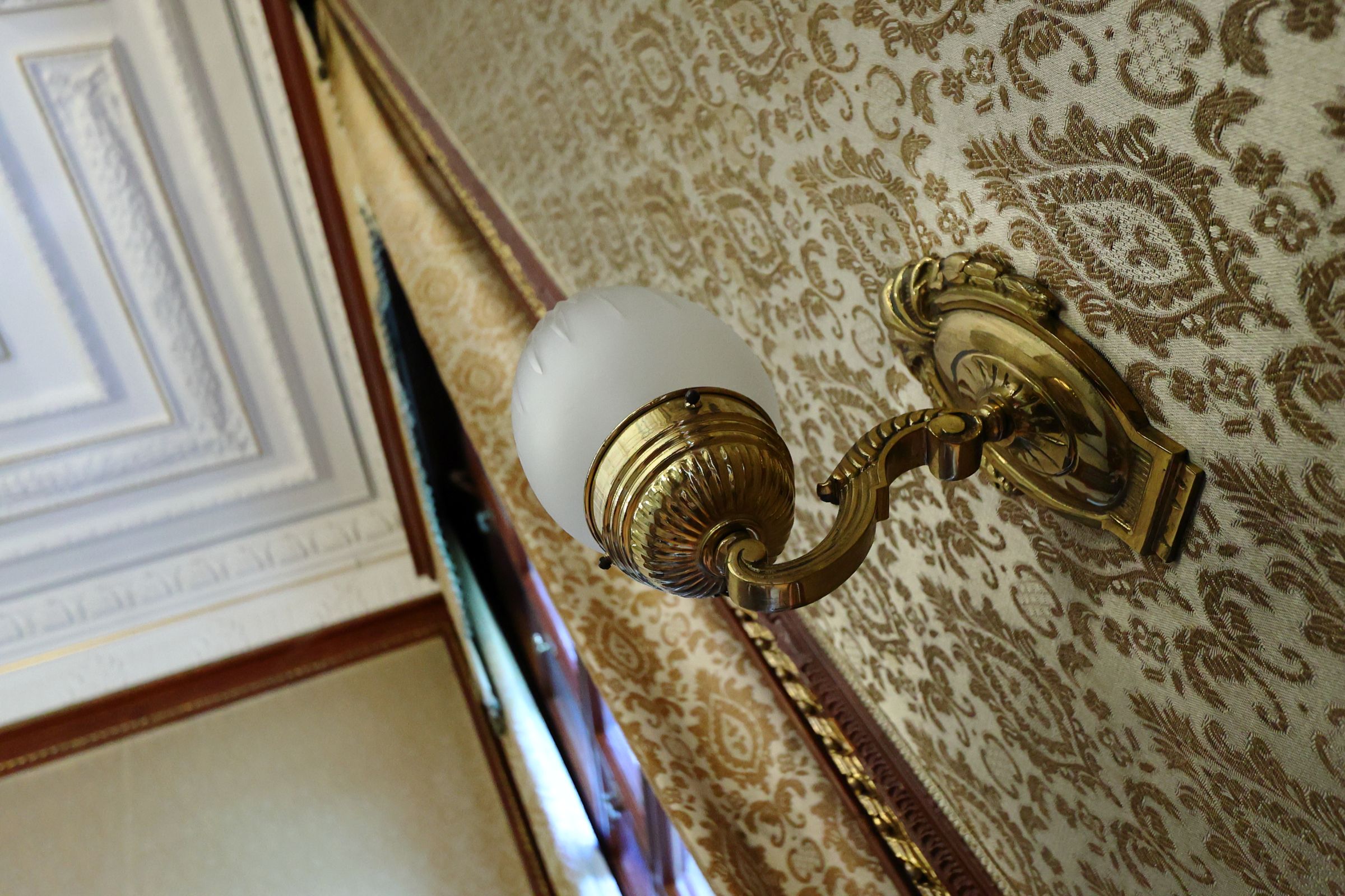 Az Egyedi-palota Vadásztermének selyemtapétája és egyik falikarja. Bámulatos a részletessége ennek a helyiségnek is.