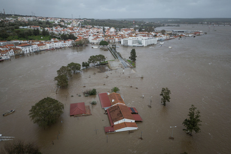 A heves esőzések teljes utcákat öntöttek el