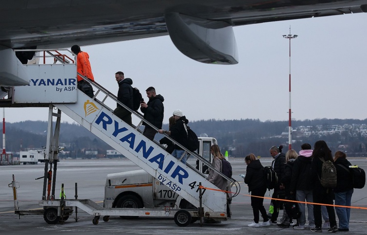 A Ryanair egyik járatára utasok szállnak fel.