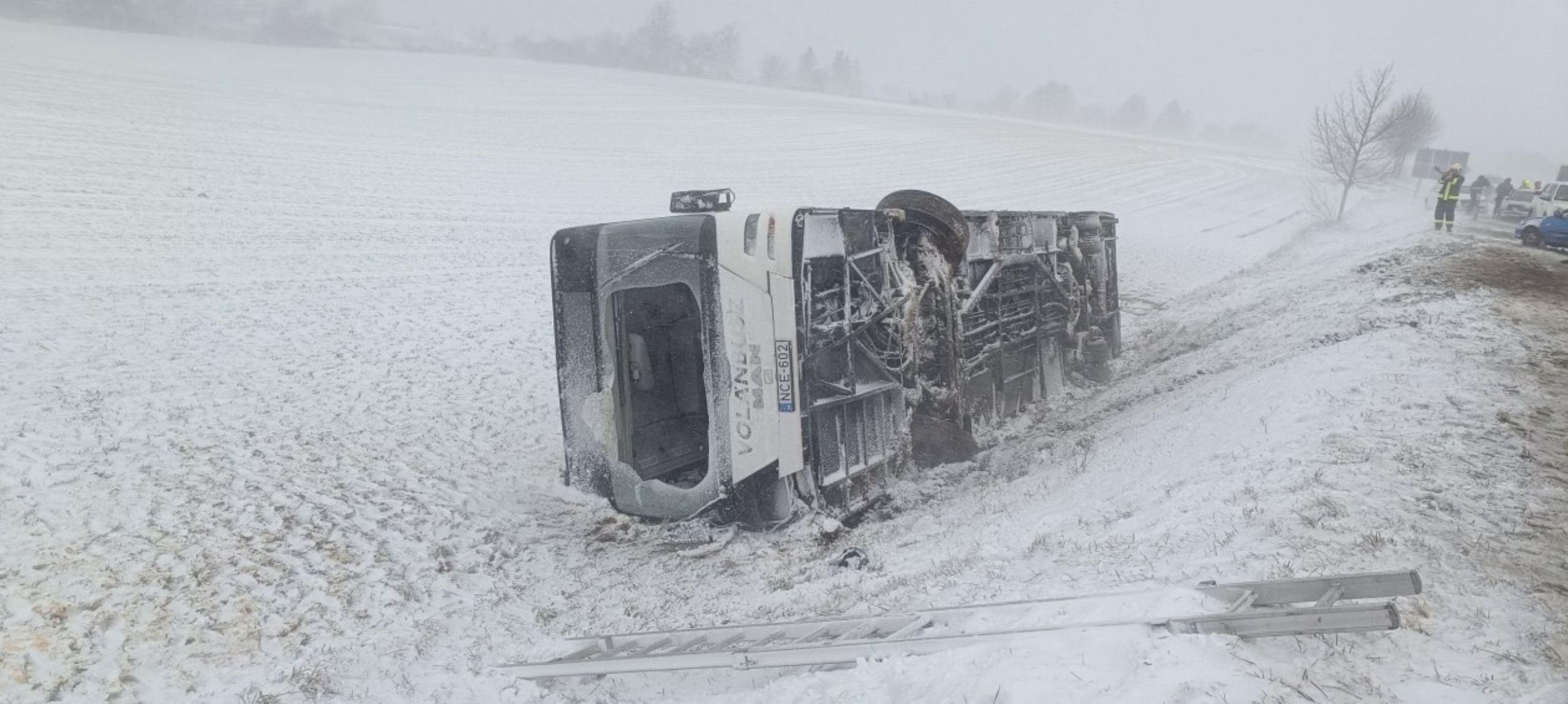 Árokba borult VOLÁN-busz a 76-os főúton.