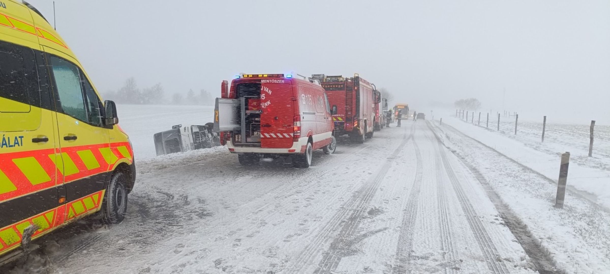 Árokba borult VOLÁN-busz a 76-os főúton.