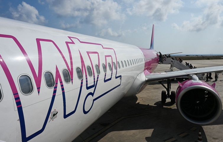 A Wizz Air egyik repülőgépe felszálló utasokkal.