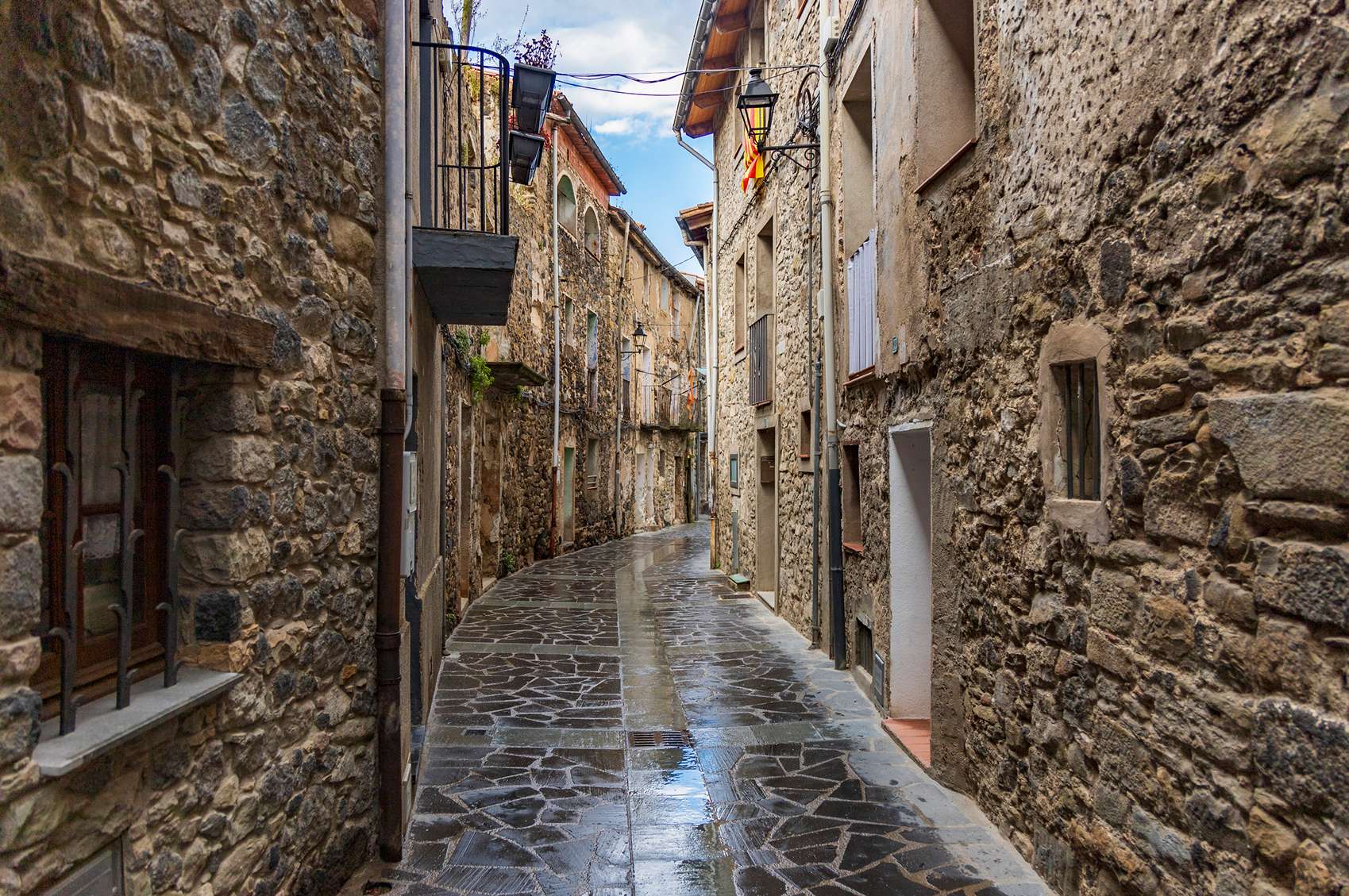 Katalán sziklafalu sikátorai