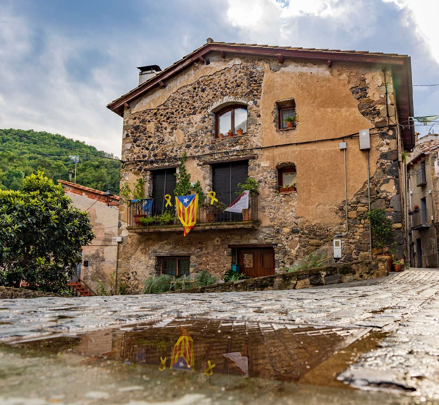 Katalán sziklafalu háza