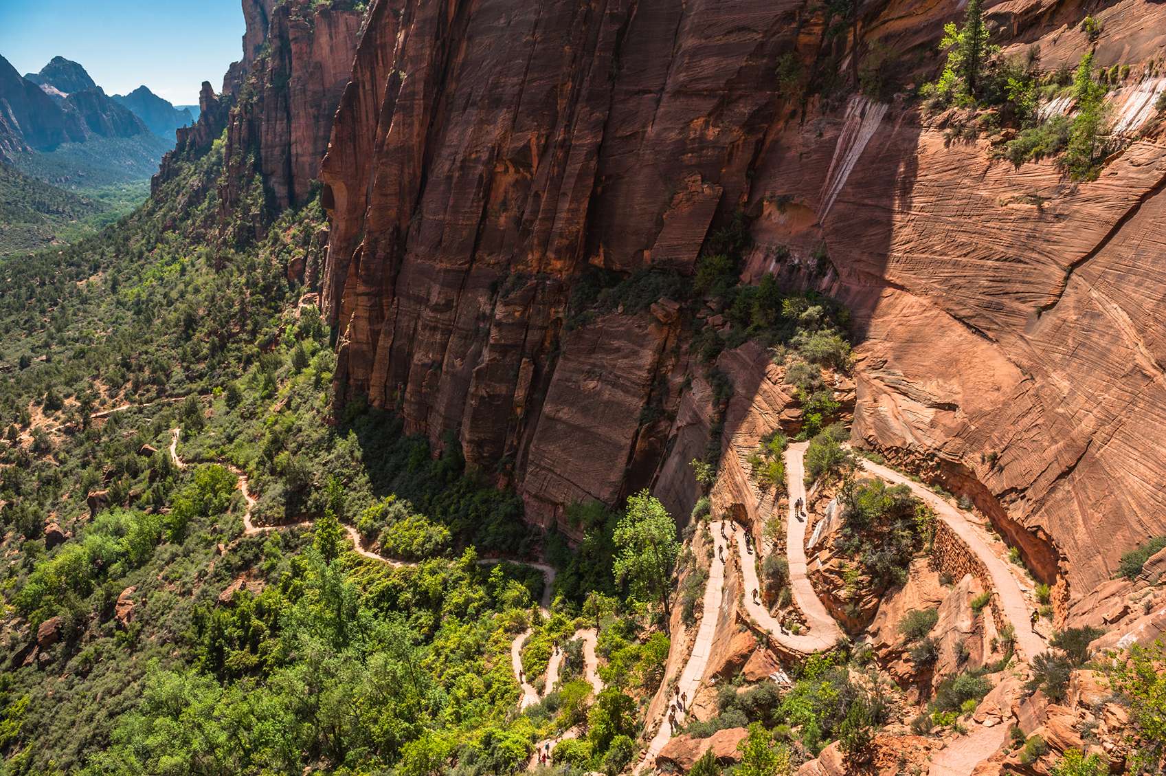 Túraútvonal egy meredek sziklafal oldalában.