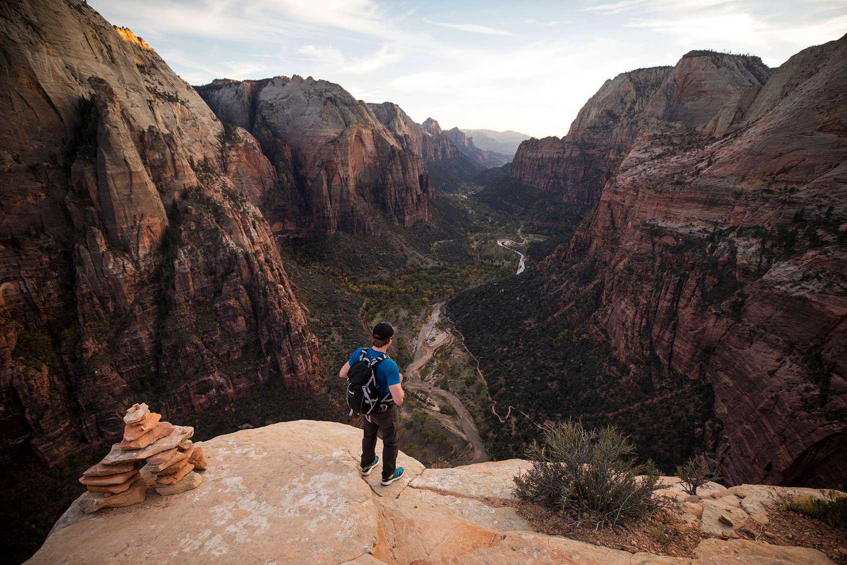 Egy túrázó a hegyszirtről letekint a mély kanyonba.