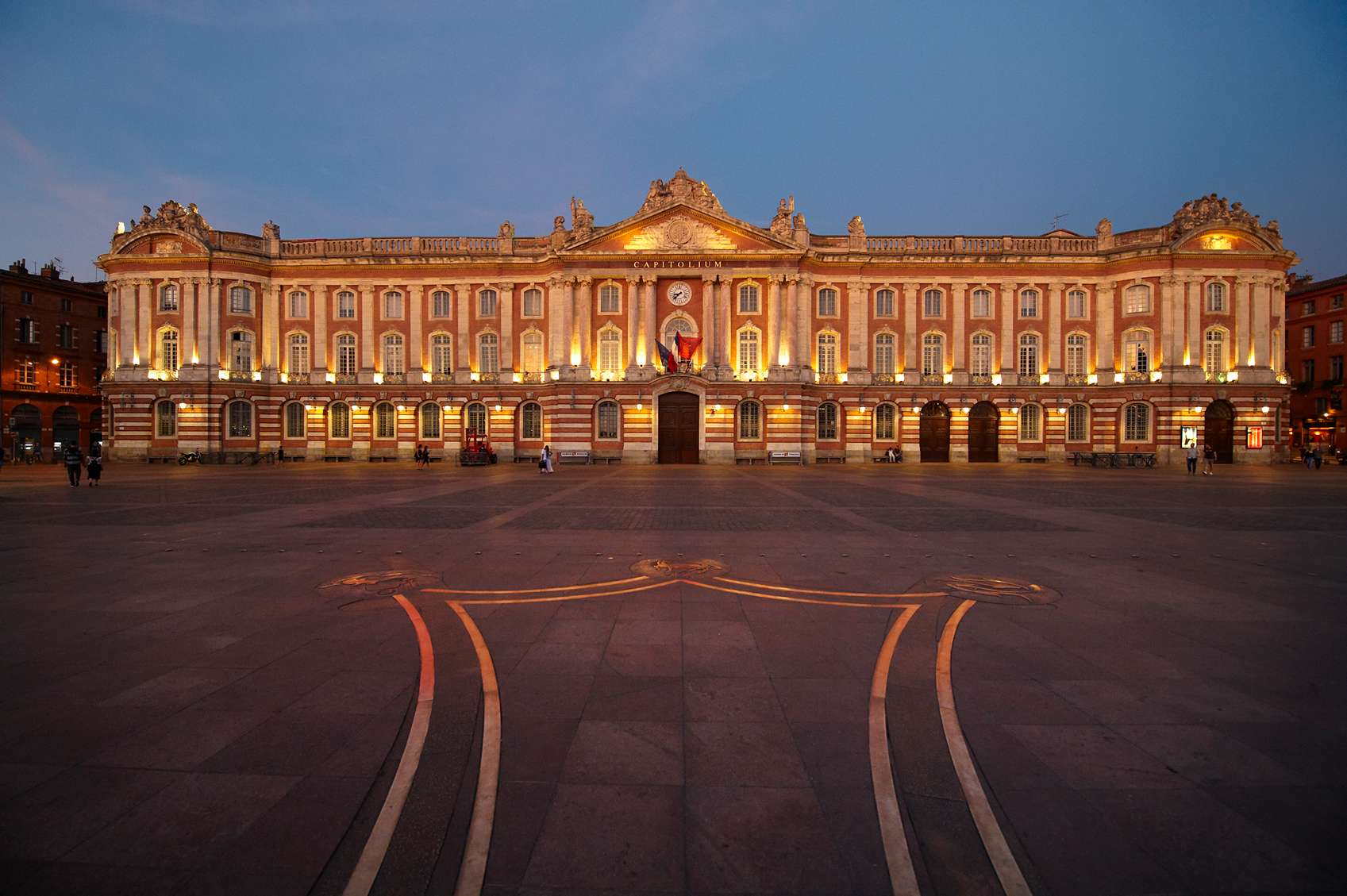 Capitola épülete esti fényekkel