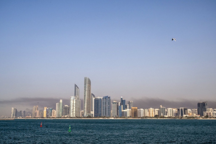 Füstfelhő emelkedik a Zayed kikötőből Irán 2026. március 1-jei Abu-Dzabi elleni csapását követően.