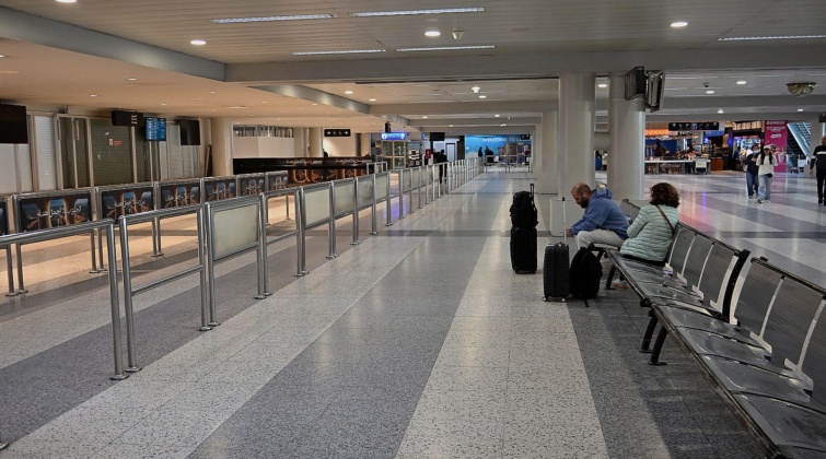 Flights in Beirut canceled following US and Israeli attacks on Iran - Startlap Utazás Utasok a bejrúti repülőtéren.