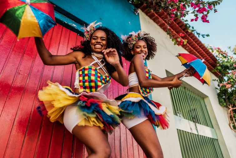Brazil táncosok színes esernyőkkel