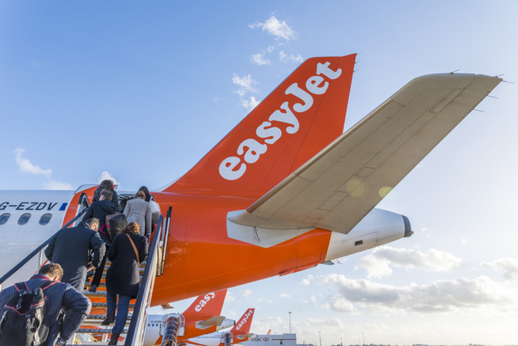 Utasok szállnak be egy EasyJet gépbe.