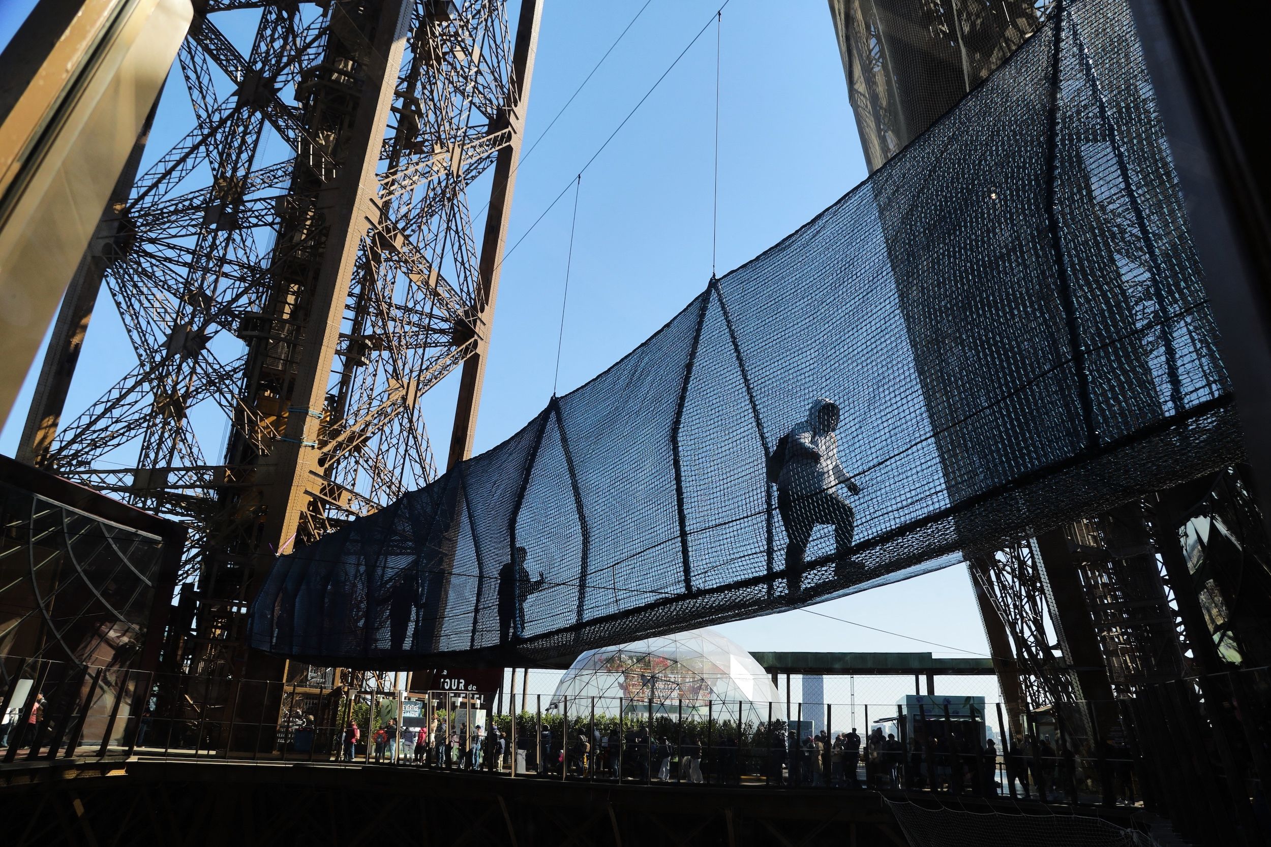Függőhíd az Eiffel-toronyban.