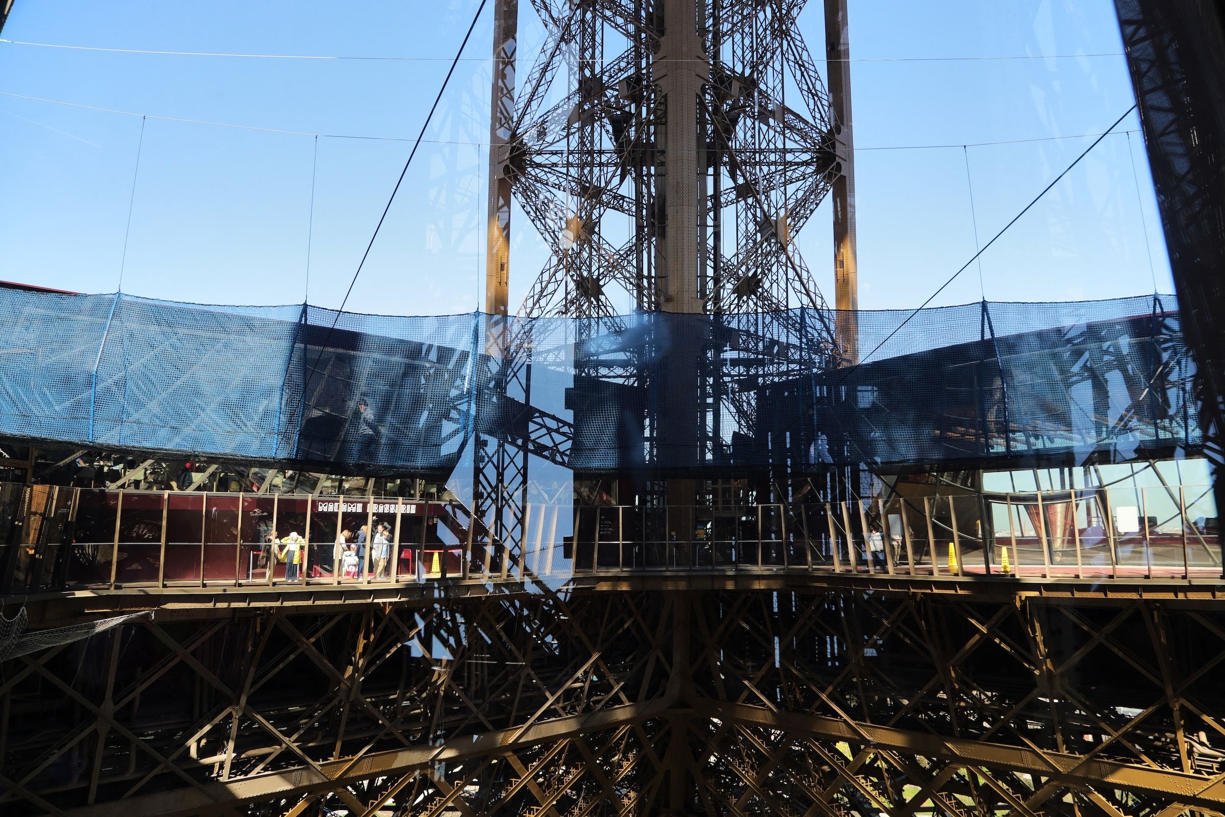 Függőhíd az Eiffel-toronyban.