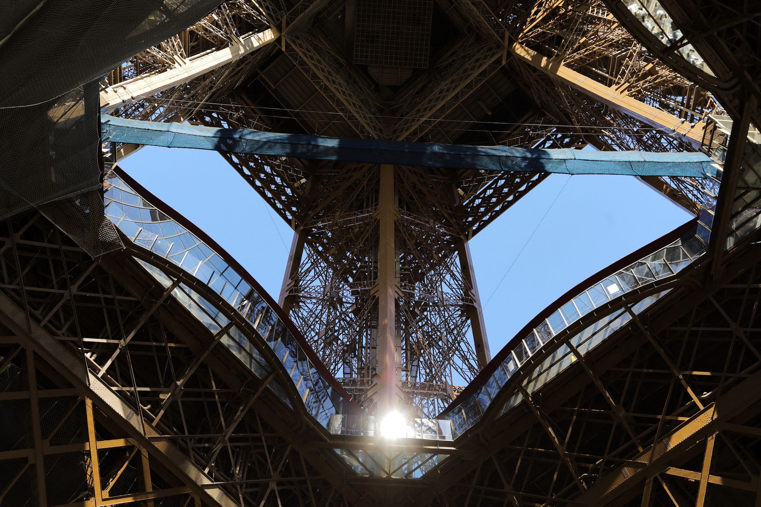 Függőhíd az Eiffel-toronyban.