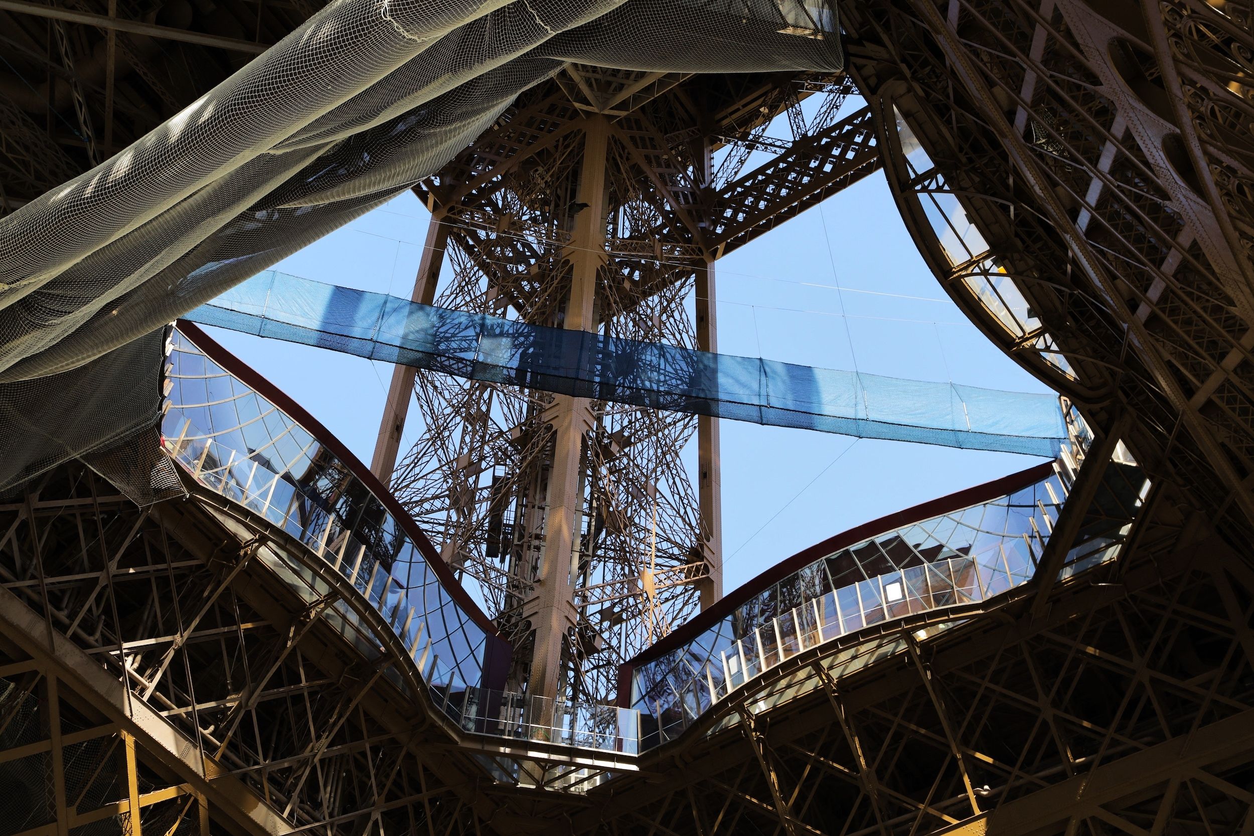 Függőhíd az Eiffel-toronyban.