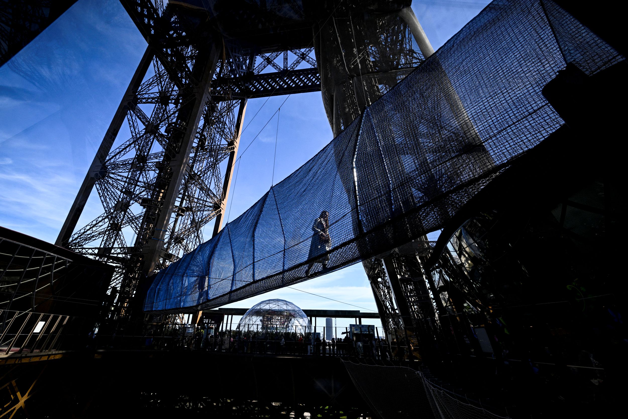 Függőhíd az Eiffel-toronyban.