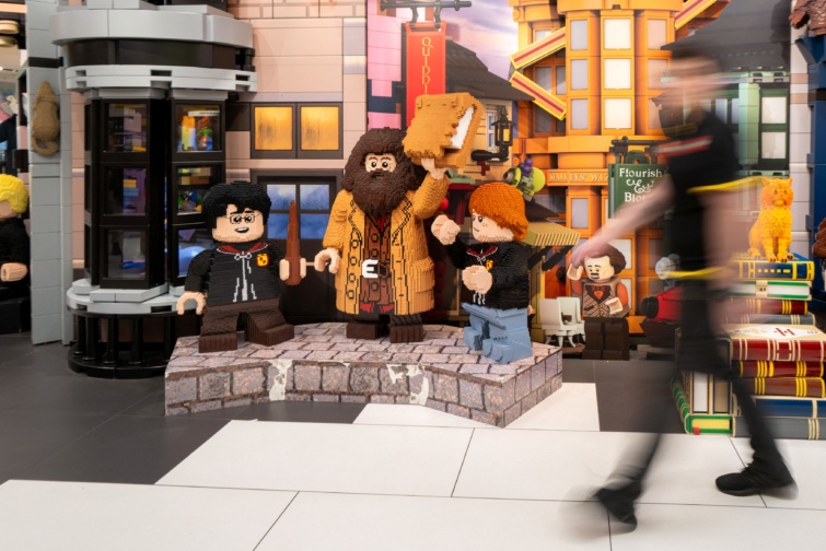 harry potter - Startlap Utazás LEGO-kockákból készült Harry Potter-installáció a london Leicester Square-nél 2025. októberében.