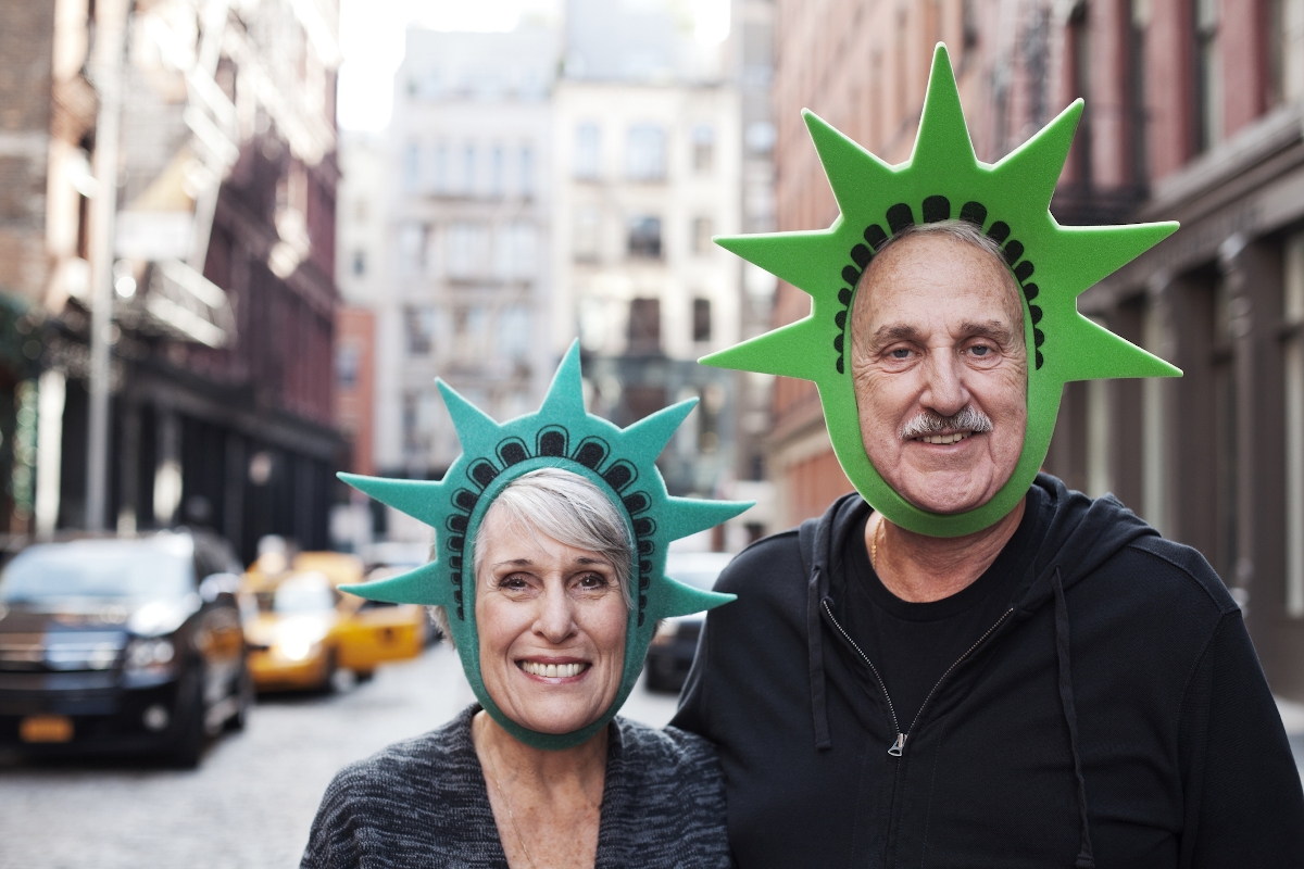 Házaspár vidám fejdísszel