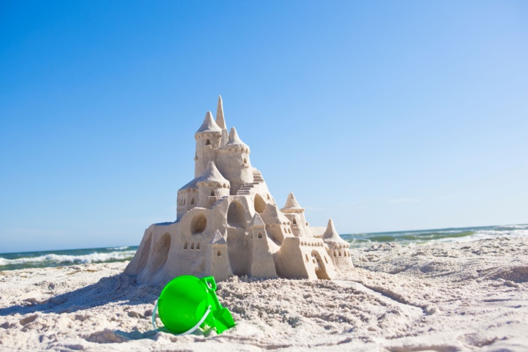 Homokvár a tengerparton.