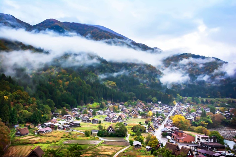 Apró hegyi falu a magasból