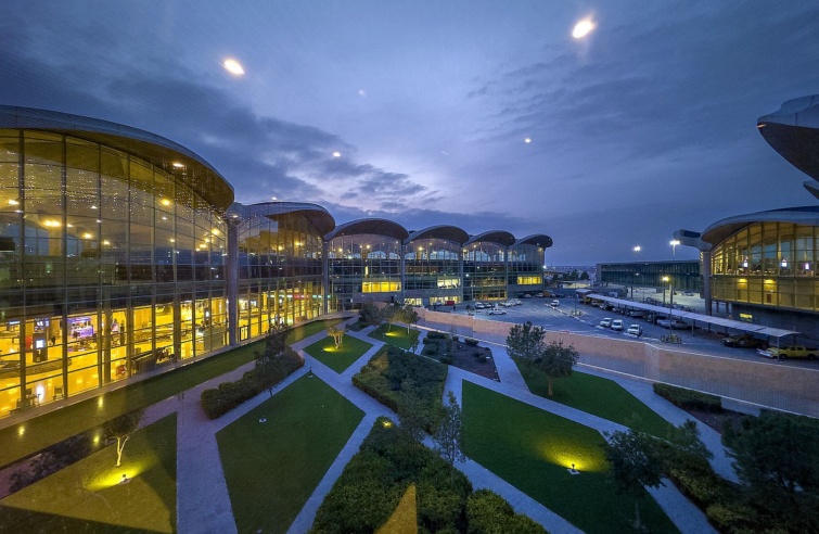 jordania-amman-repuloter - Startlap Utazás Az ammani repülőtér kívülről éjszaka.