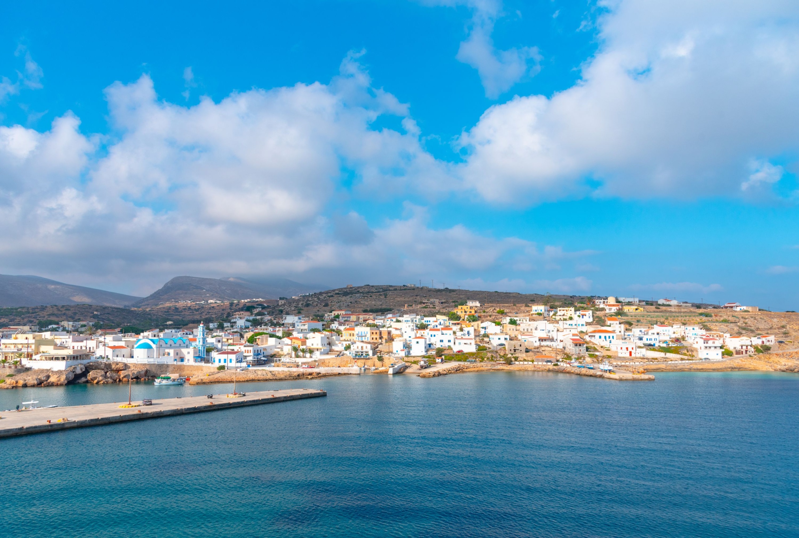 Fehér házak a tengerparton.