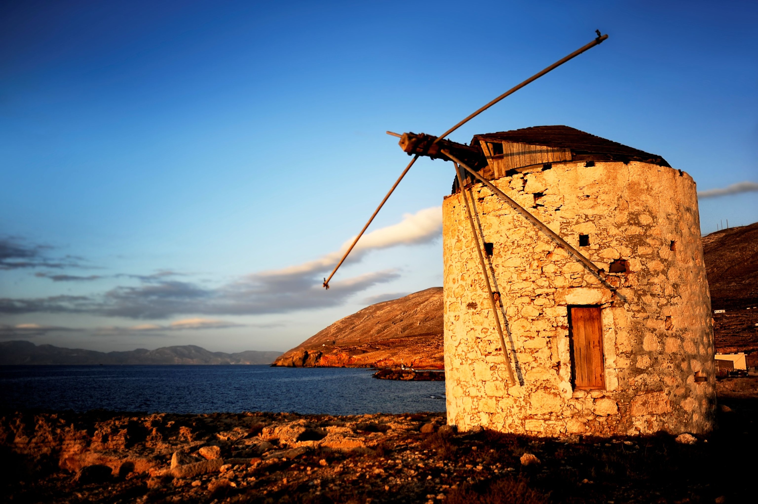 Régi szélmalom a tengerparton.