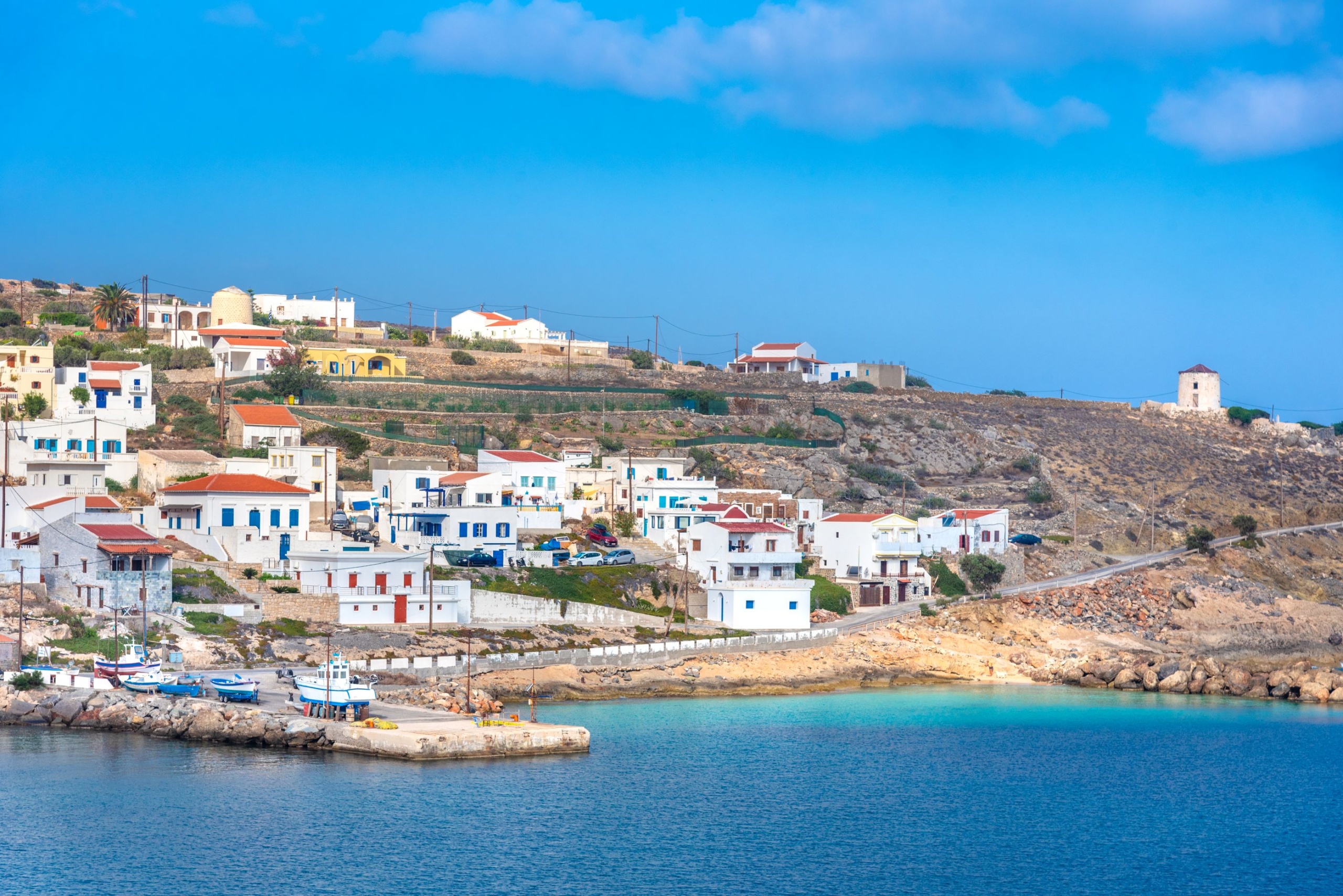 Fehér házak a tengerparton.