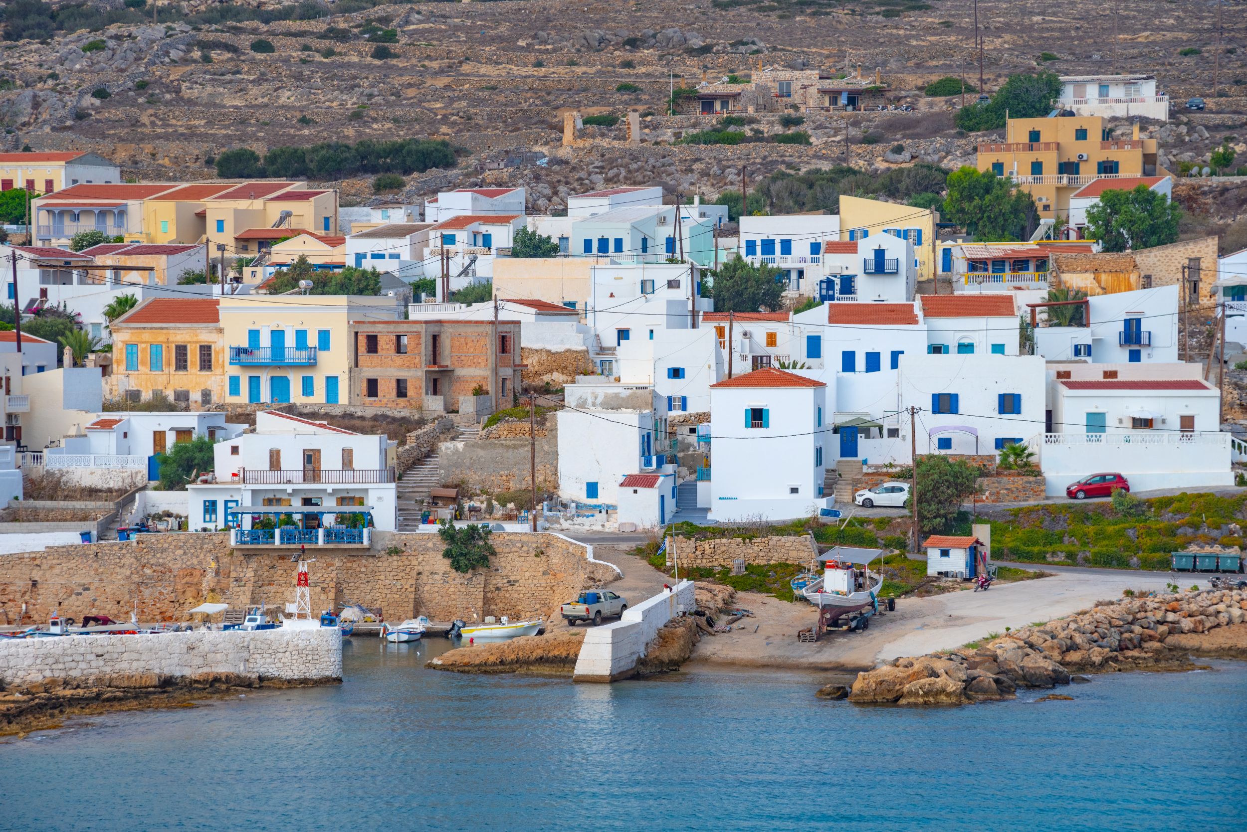 Fehér házak a tengerparton.