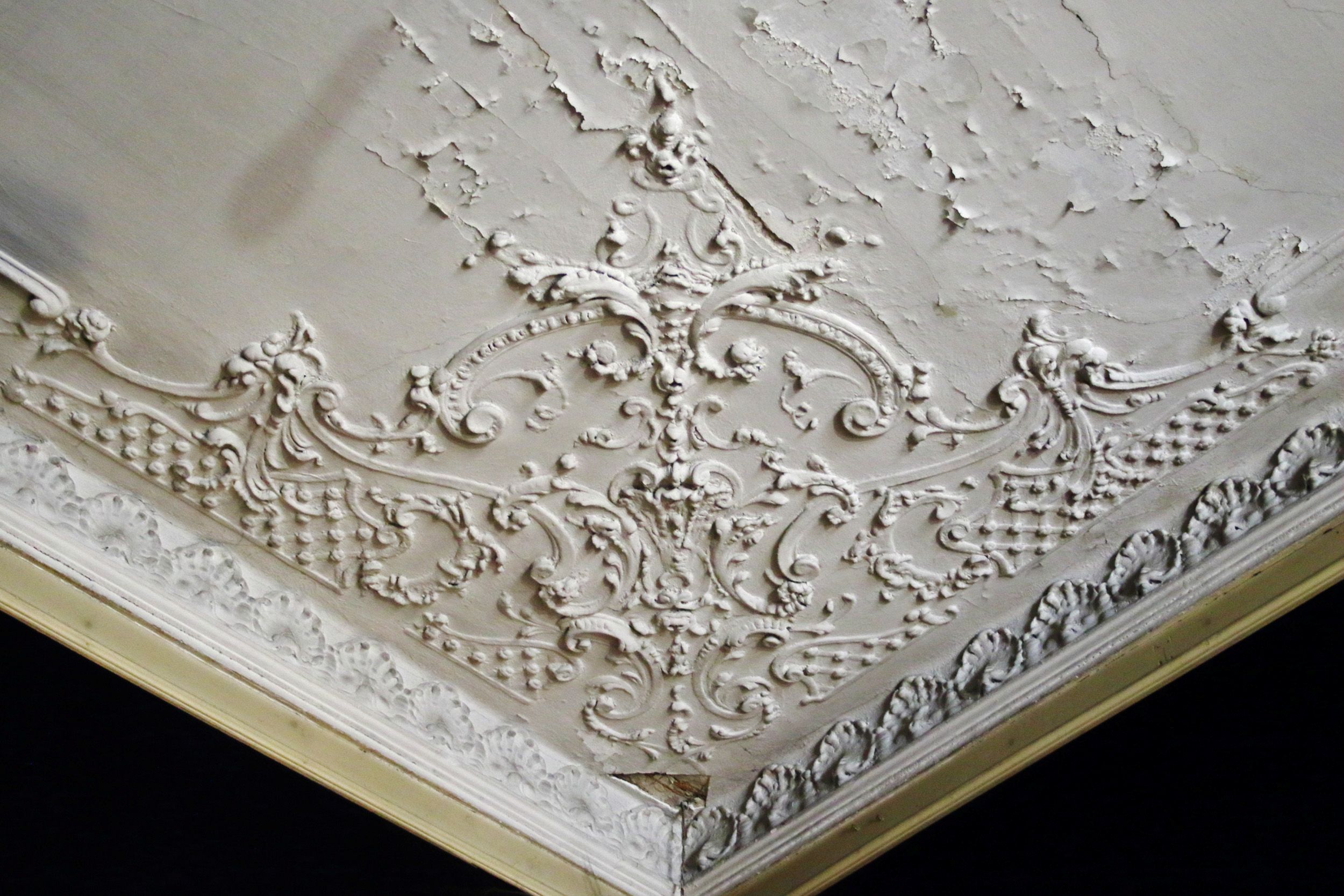 Blaskovich Ernő budapesti Kincsem-palotája egyik szobájának mennyezet-részlete