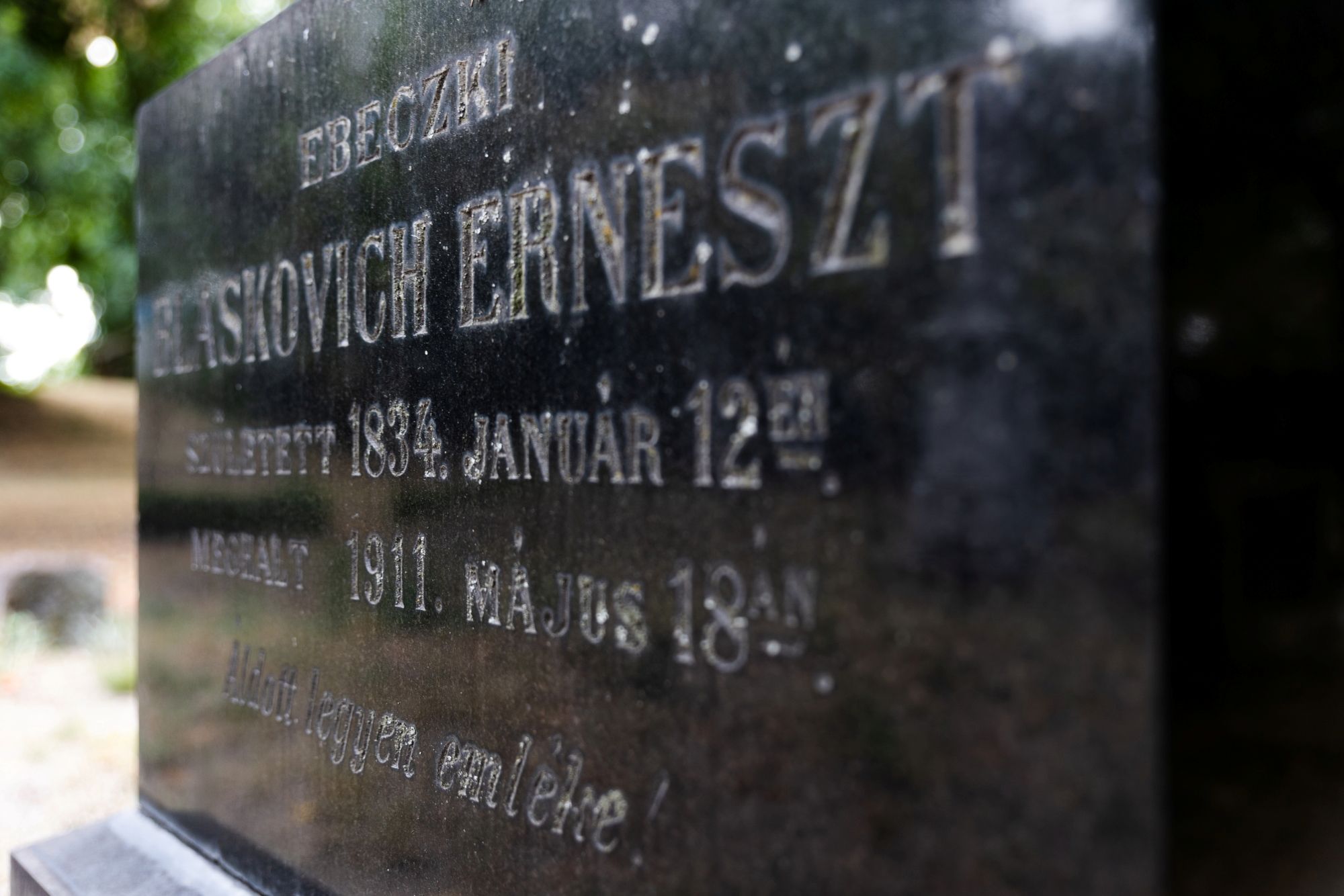 Blaskovich Ernőnek, a Kincsem csodaló gazdájának végső nyughelye Tápiószentmártonban, a Blaskovich család kápolnájának kertjében.