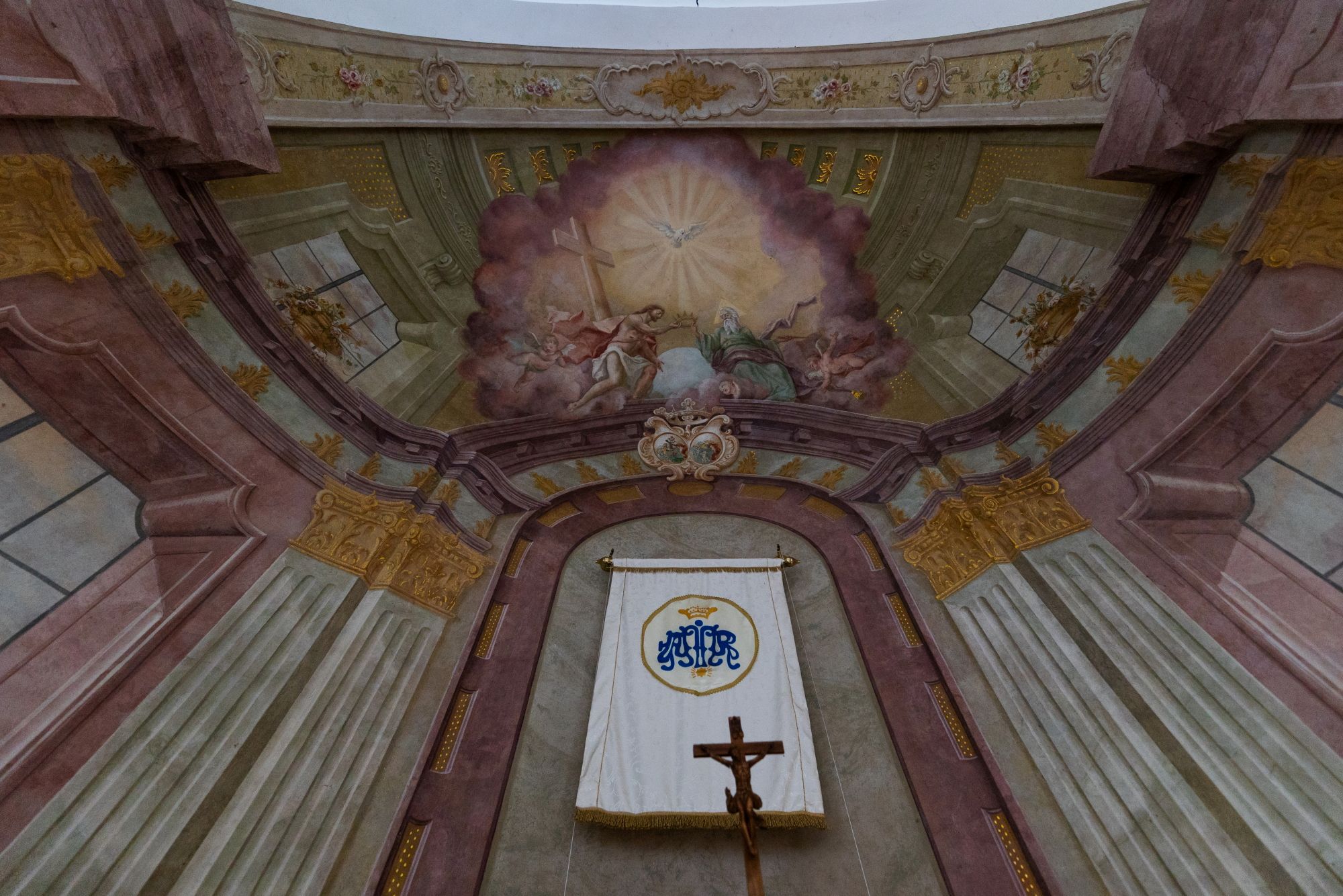 Blaskovich kápolna főoltárképén Mária mennybevétele látható. A kápolnát eredetileg a Szűz Mária mennybevétele tiszteletére szentelték fel.