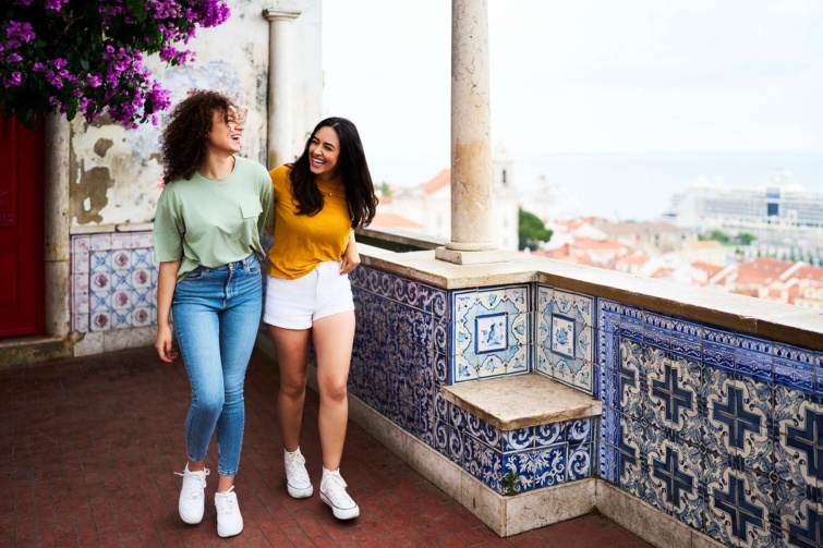 Nevető lányok kék csempész teraszon