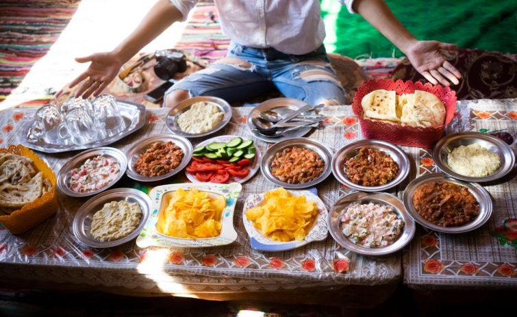 Utcai büfé Kairóban finom egyiptomi ételekkel