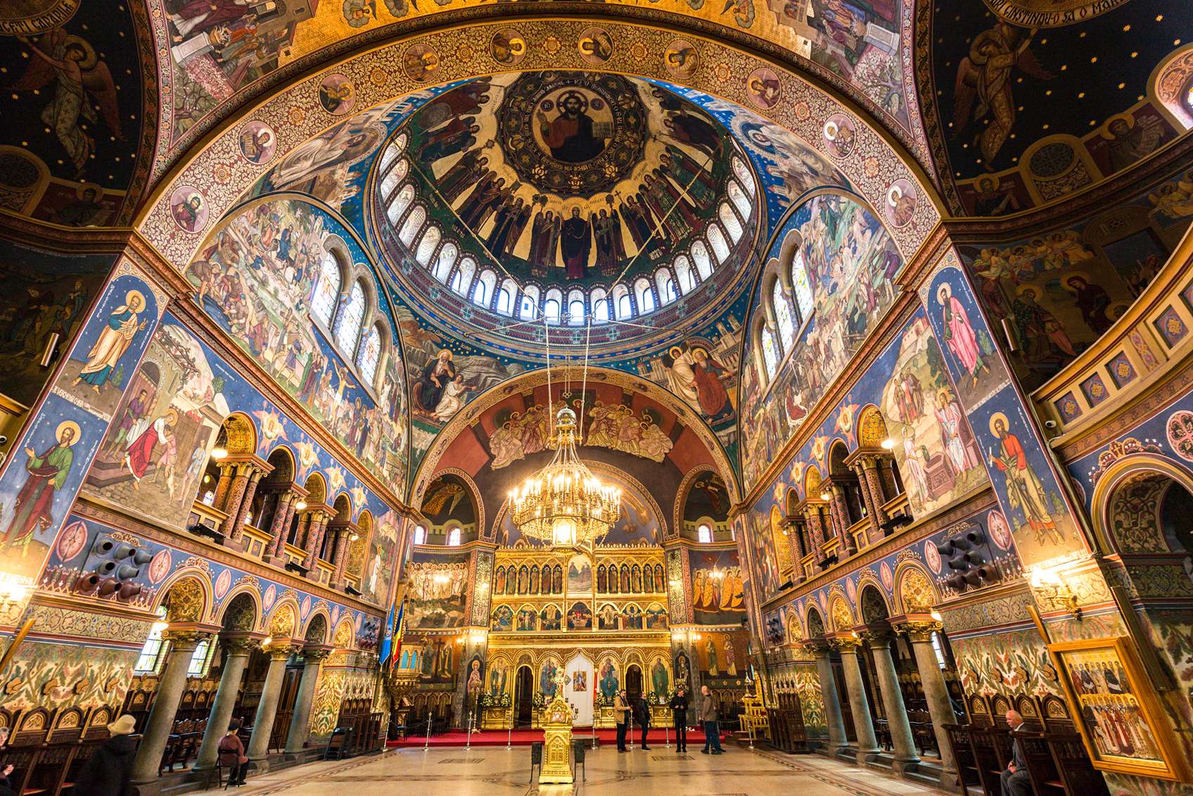 freskókkal gazdagon díszített templom