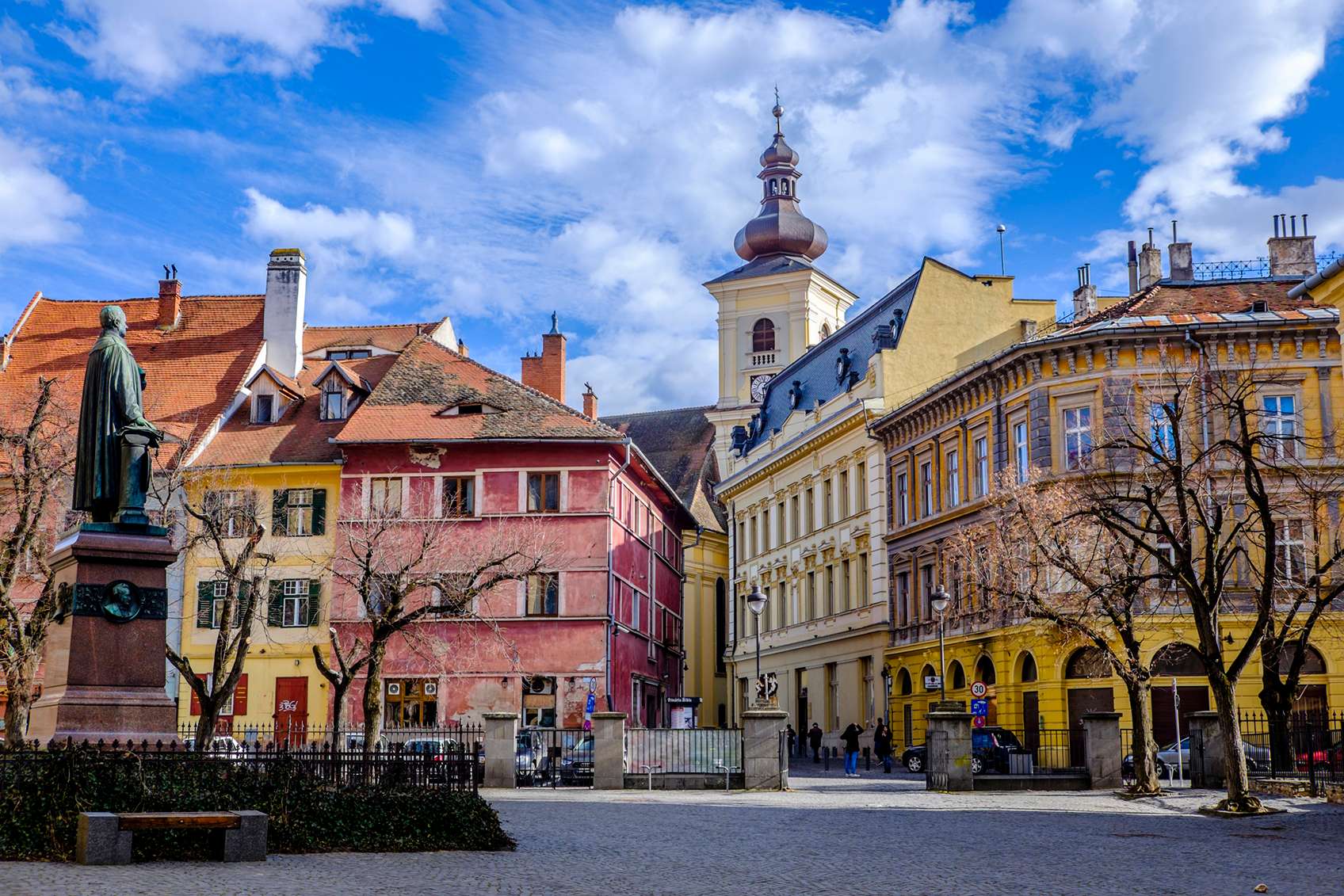 színes épületek és templomtorony Nagyszebenben