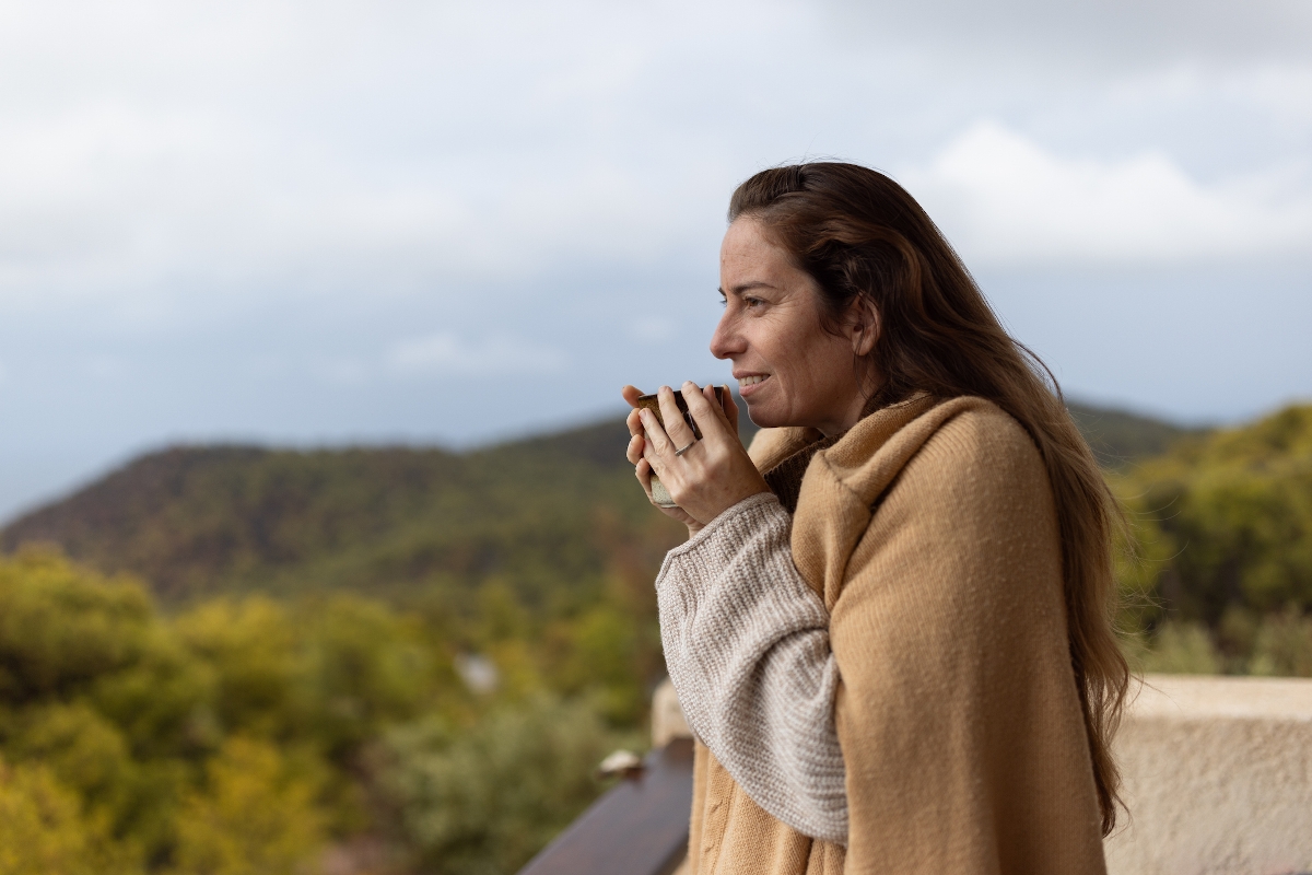 Fiatal nő ponchoban